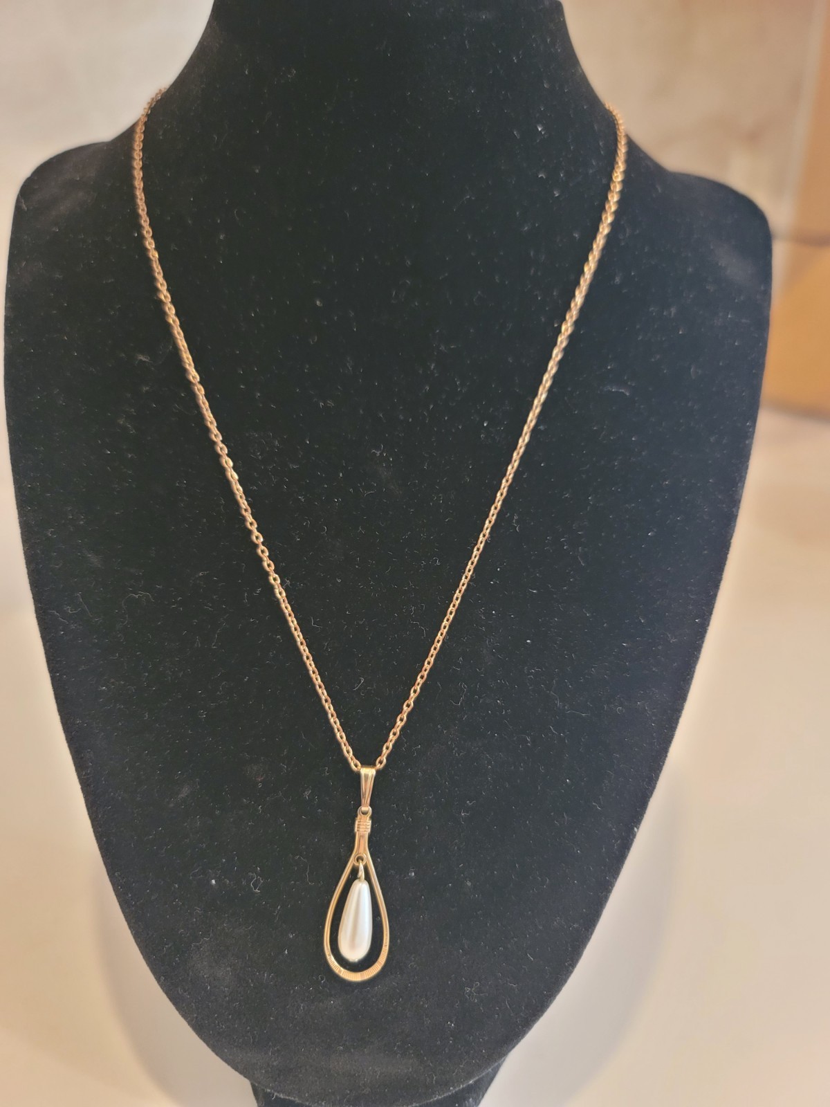 Vintage Gold Tone Faux Pearl Teardrop Pendant Necklace 18″ Costume Jewelry