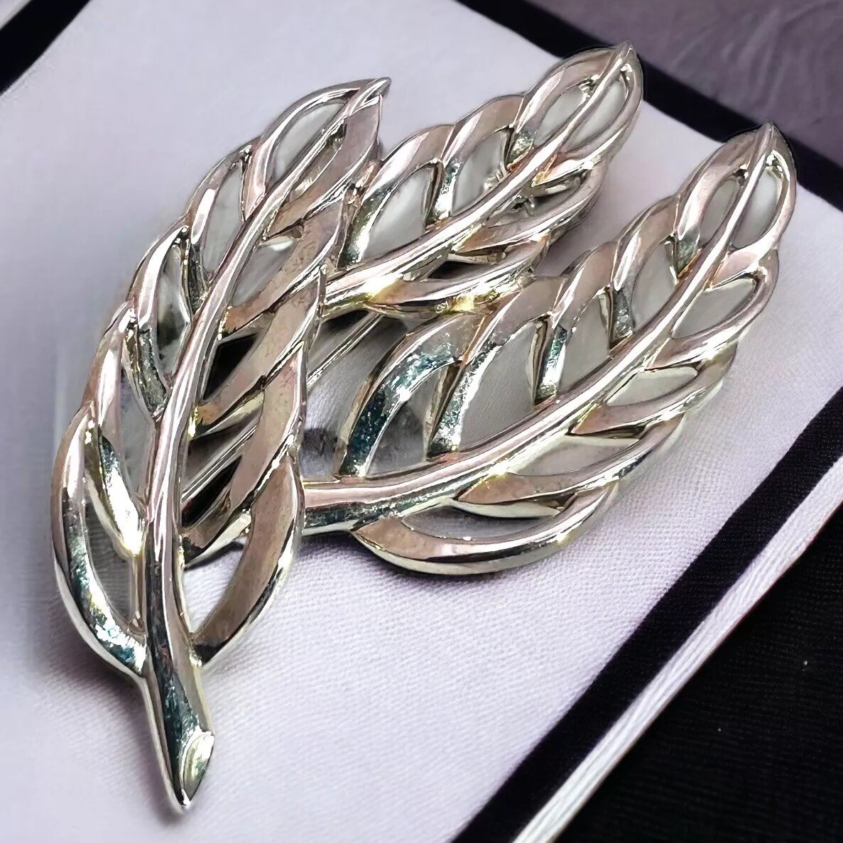 Silver Tone Leaf Brooch Autumn Statement Pin Dimensional Vintage