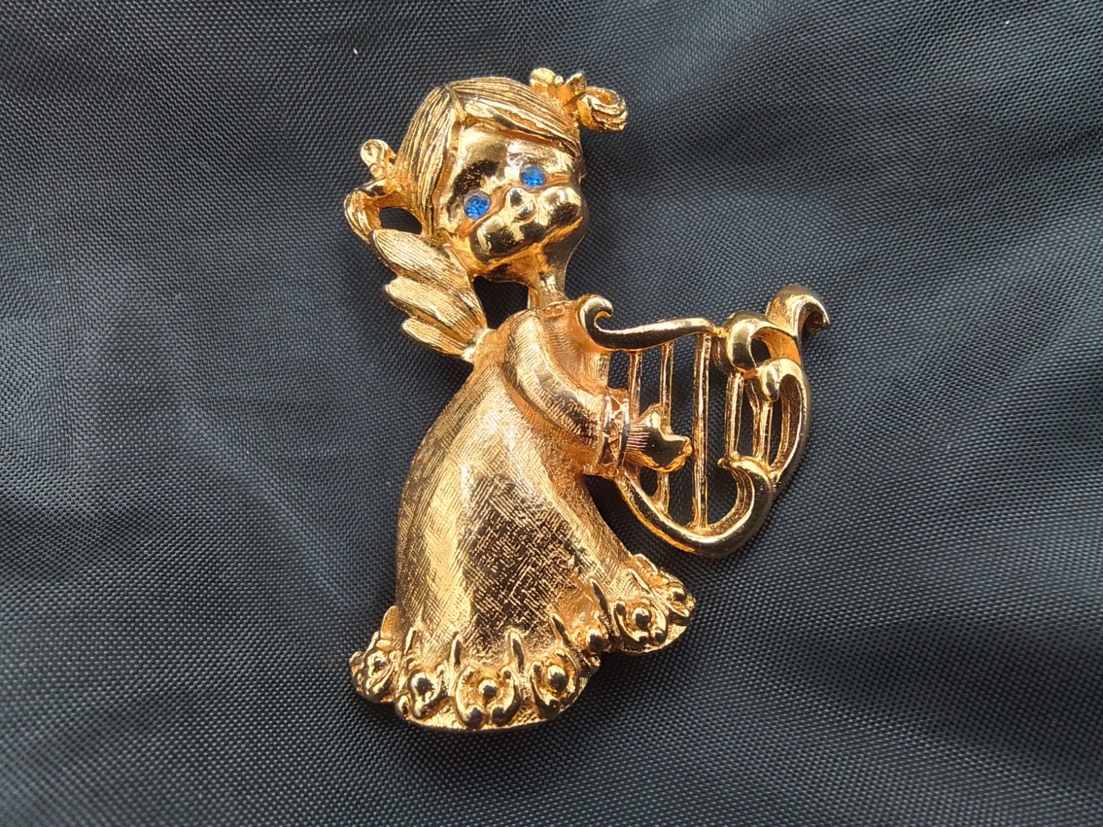 GERRY’S DESIGNER SIGNED BLUE CRYSTAL EYES ANGEL MYSTICAL CREATURE HARP PLAYER