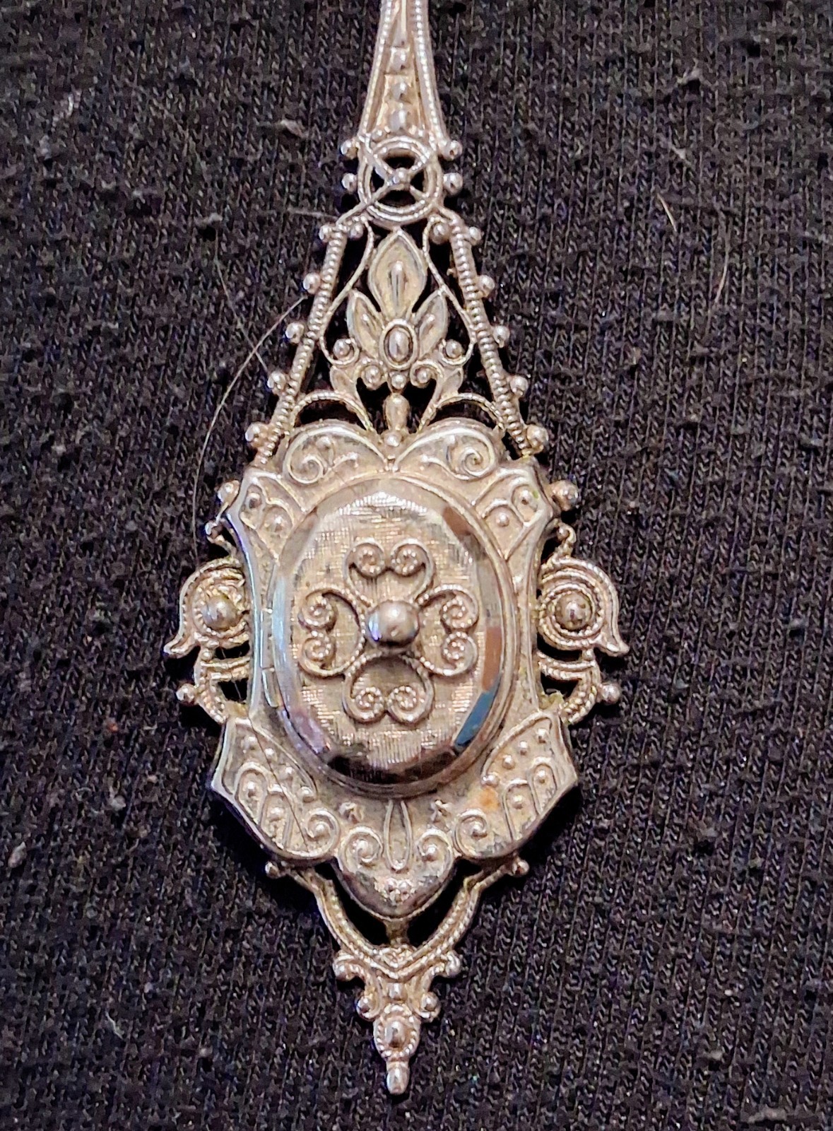 Vintage Victorian Style Open Hinged Oval Photo Locket Pendant