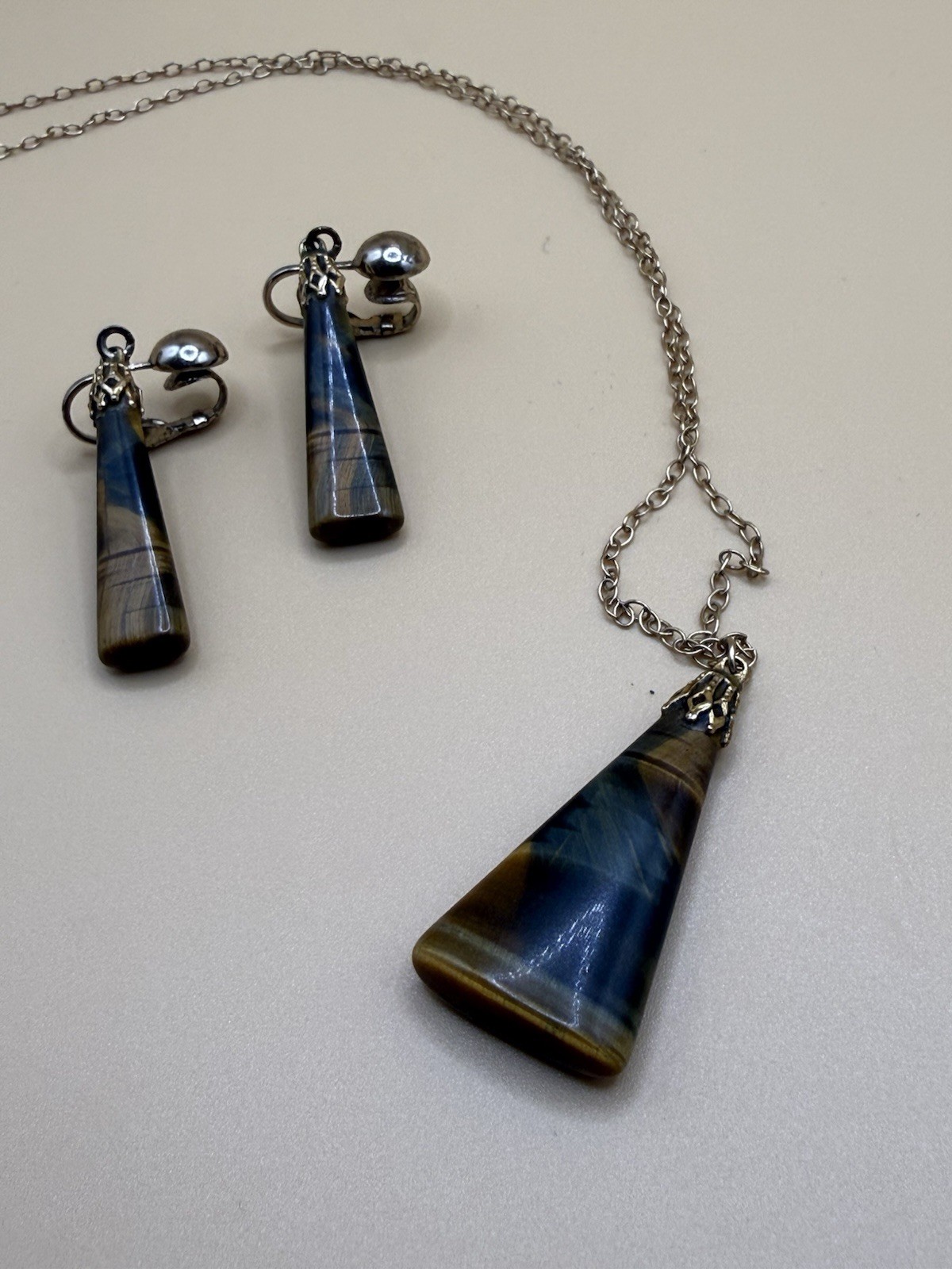 Vintage Tiger’s Eye Necklace & Clip Earrings Set – Gold Tone