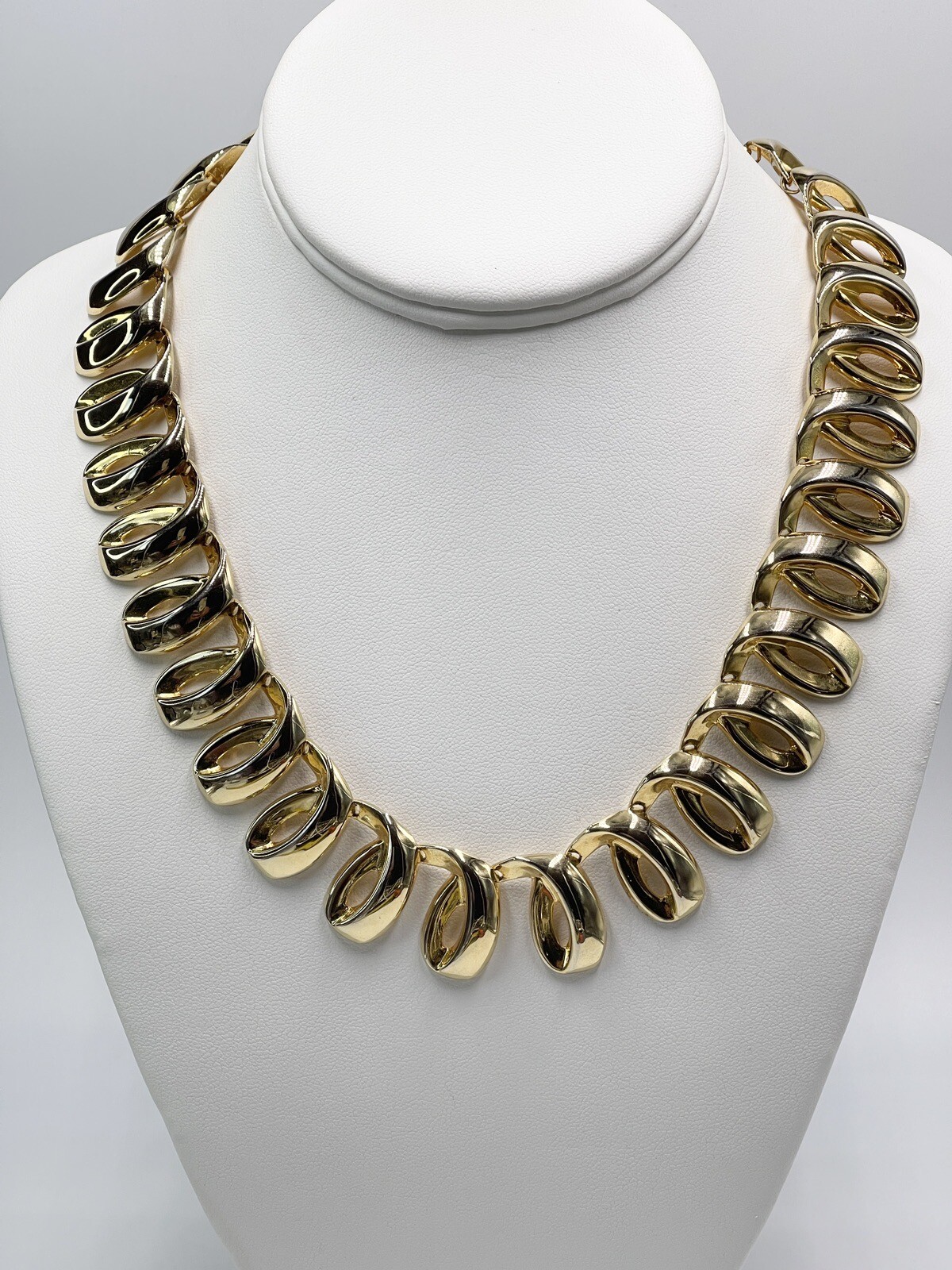 Vintage Necklace Gold Tone Swirl Design Ribbon Toggle Clasp 17 inch