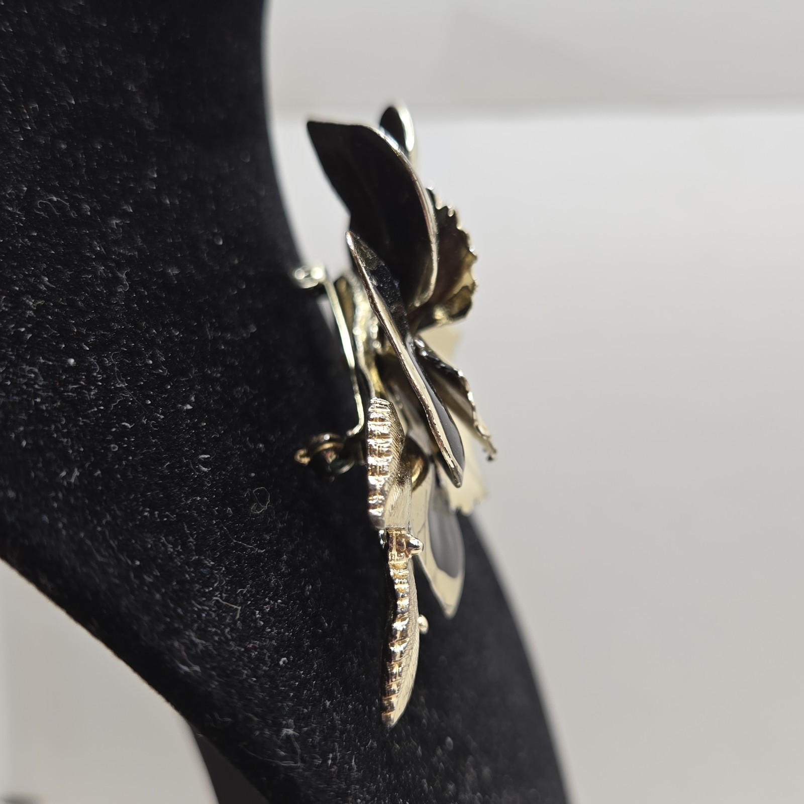Black & Gold Tone Brooch/Pin With Moissanite Center Stone. Preowned Very Good