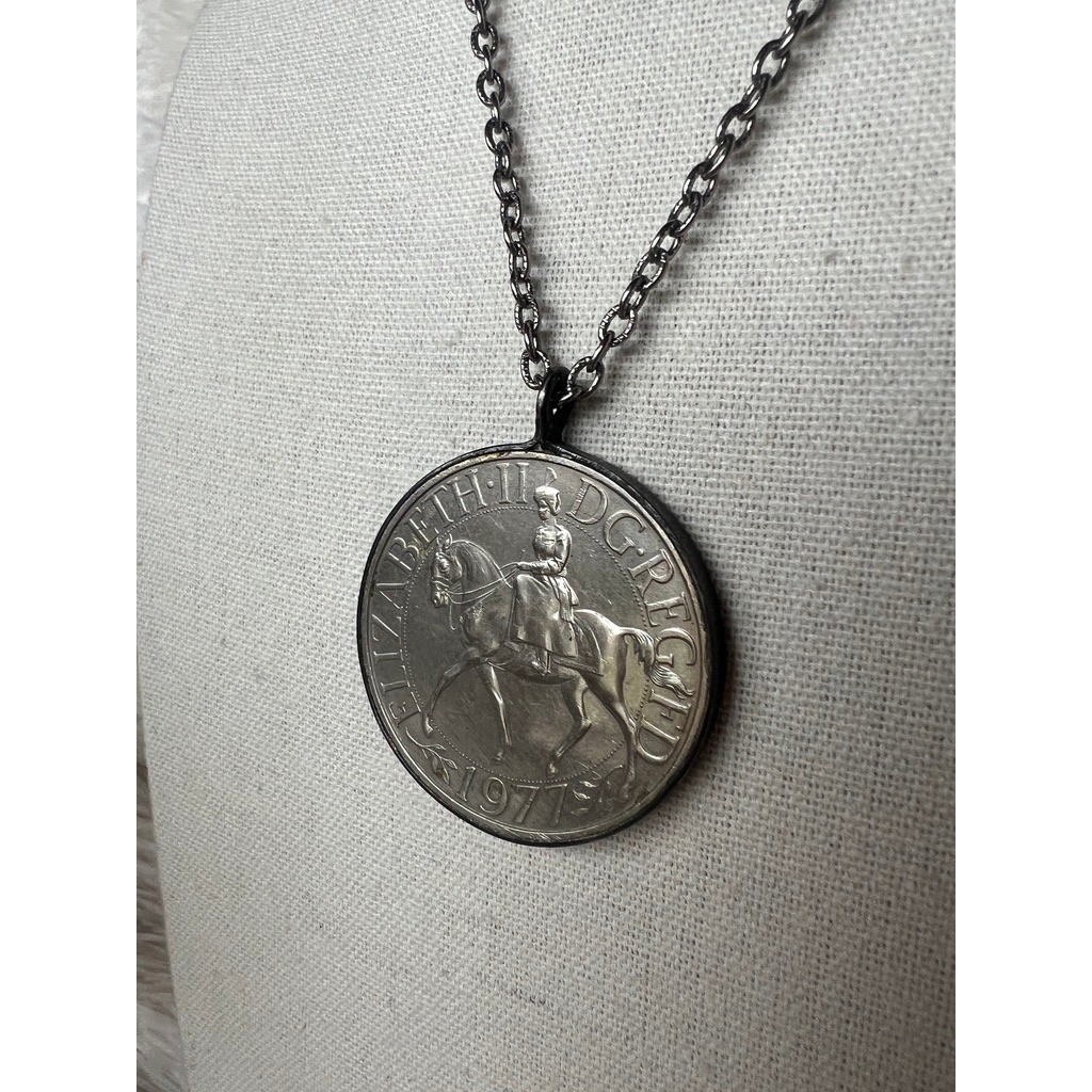 QEII Coin Pendant Necklace 1977 Queen Elizabeth II Jubilee
