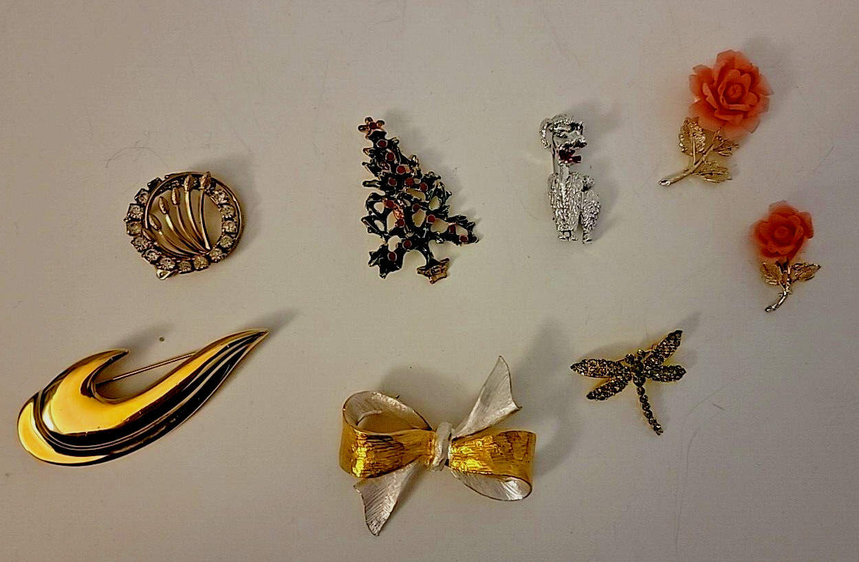 Set of 8 Vintage Brooches Assorted Sizes