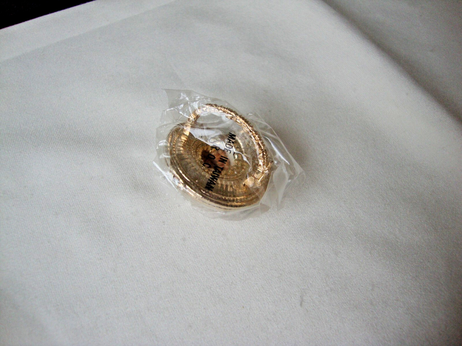 VTG HANDMADE NATURAL LACQUERED SEASHELL GOLD PLATED HINGED DRESS/SCARF CLIP