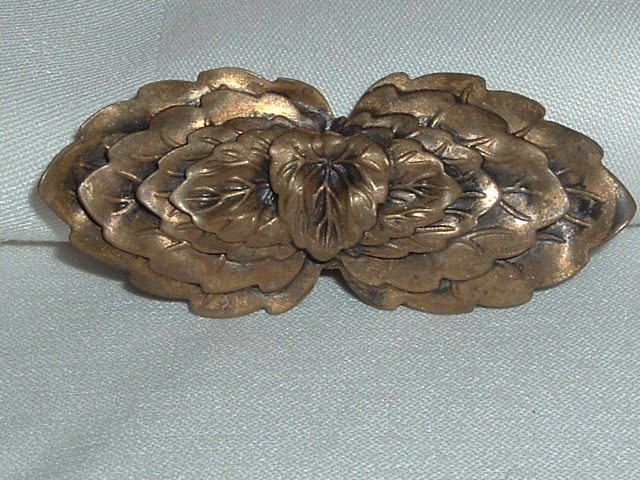 VINTAGE TIERED BRASS METAL LEAF BROOCH LAPEL PIN