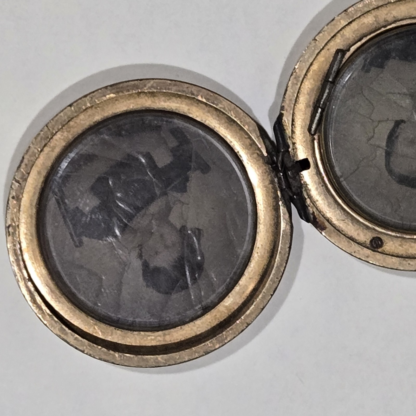 Rare Antique Victorian Round Tri-Fold Quad Photo Locket Gold Filled