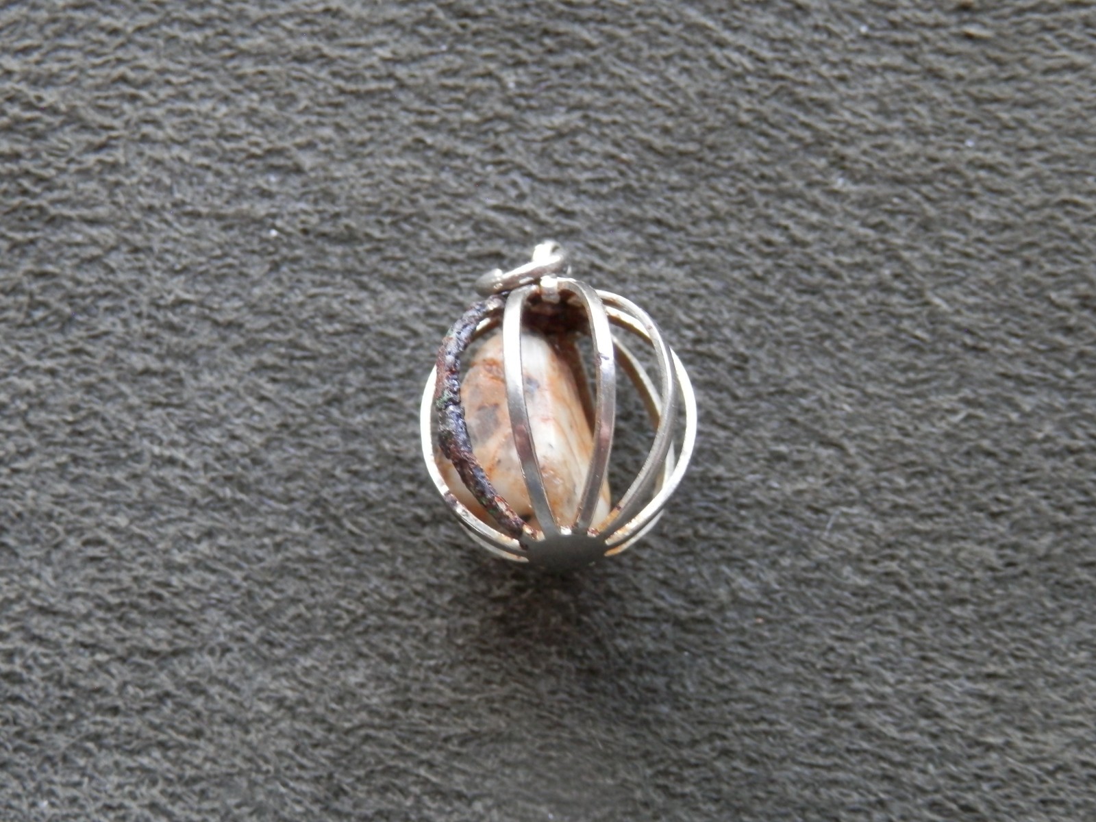 Granite with Iron Ore Veins in ‘Rusted’ Cage Vintage Silvertone Pendant 1.8g
