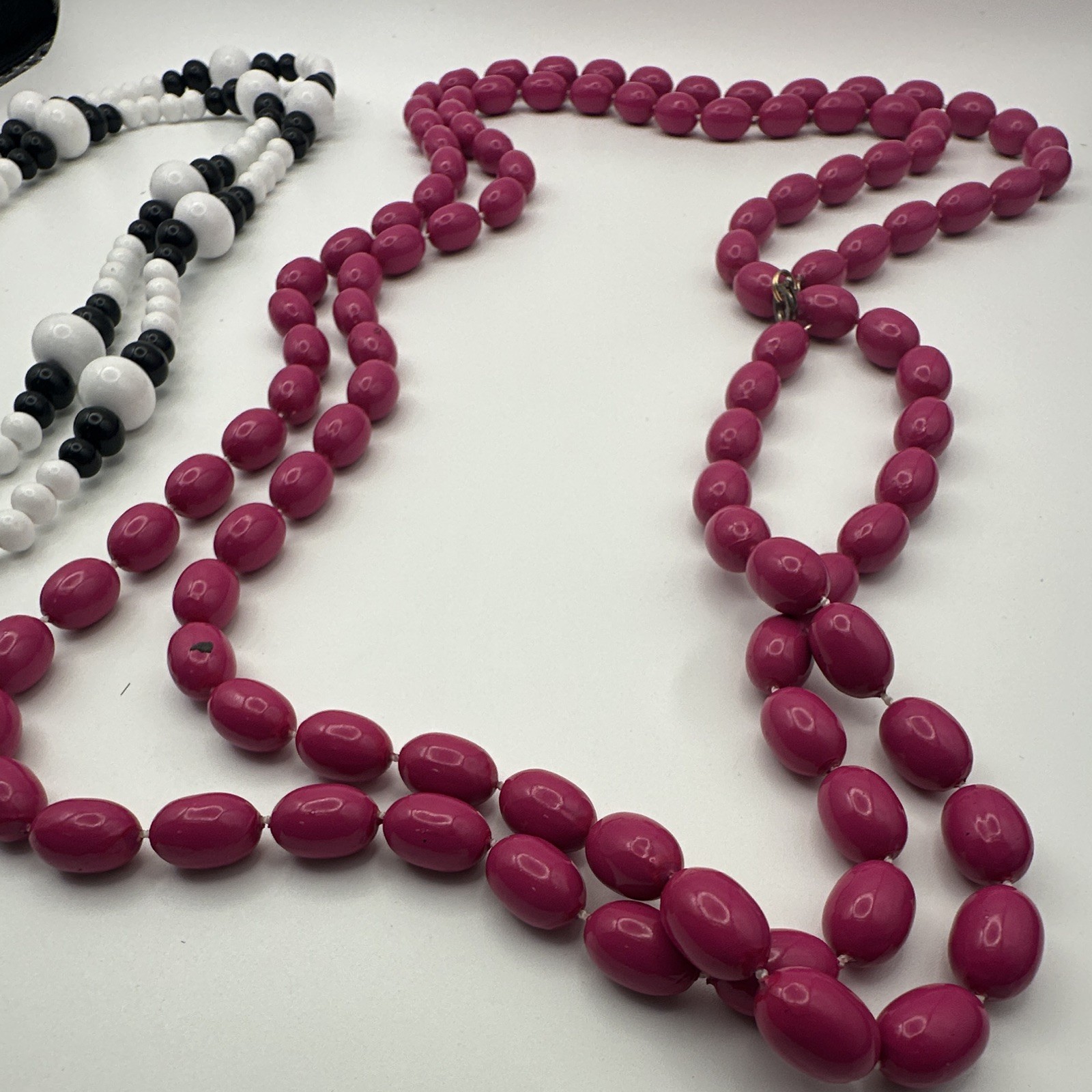 2pc Mixed Lot Plastic Beaded Necklaces Pink Black & White Unisex Adults