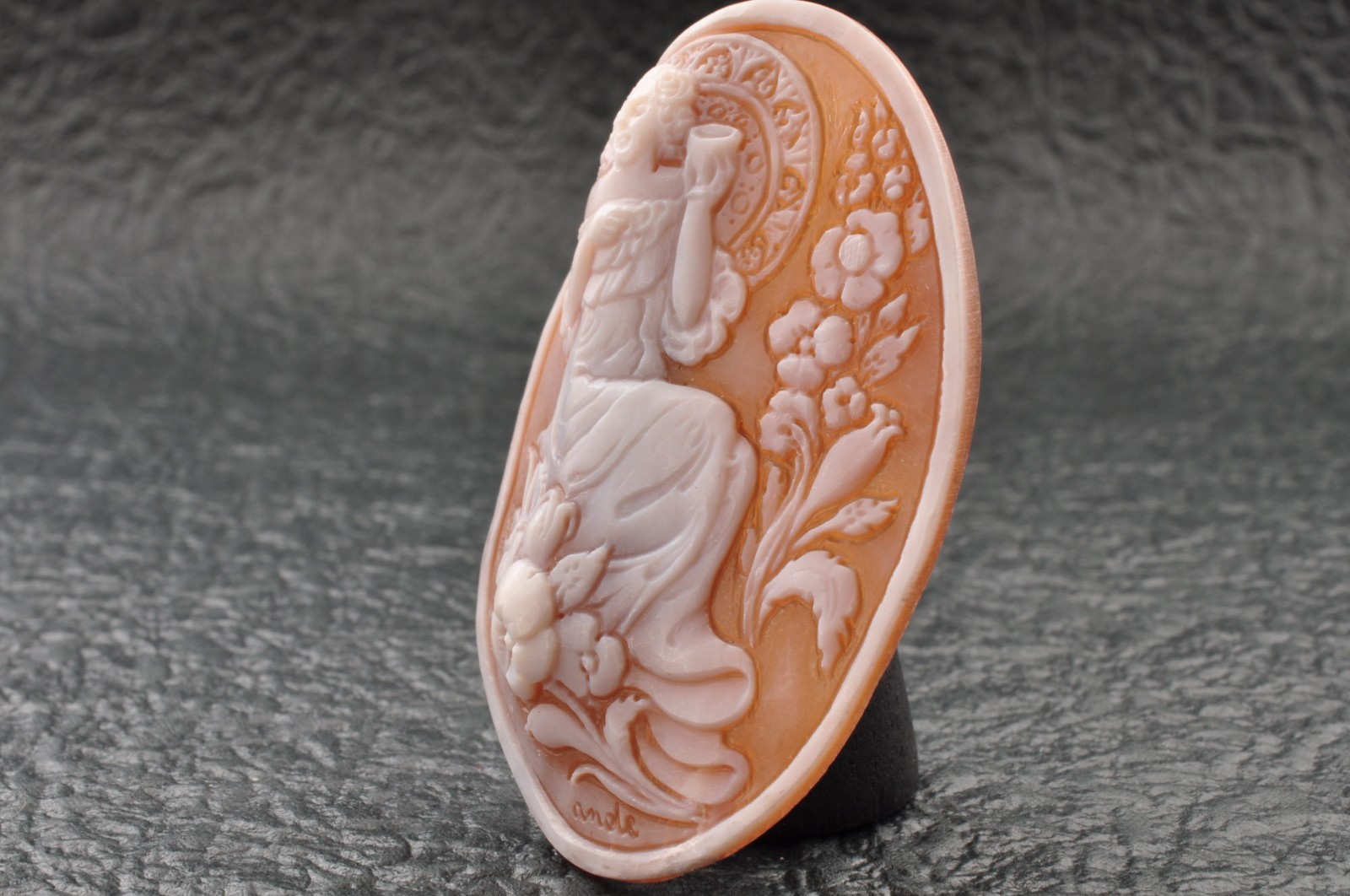 Vintage shell cameo carved “Woman drinking wine” (total 47.0ct) sign by artist.
