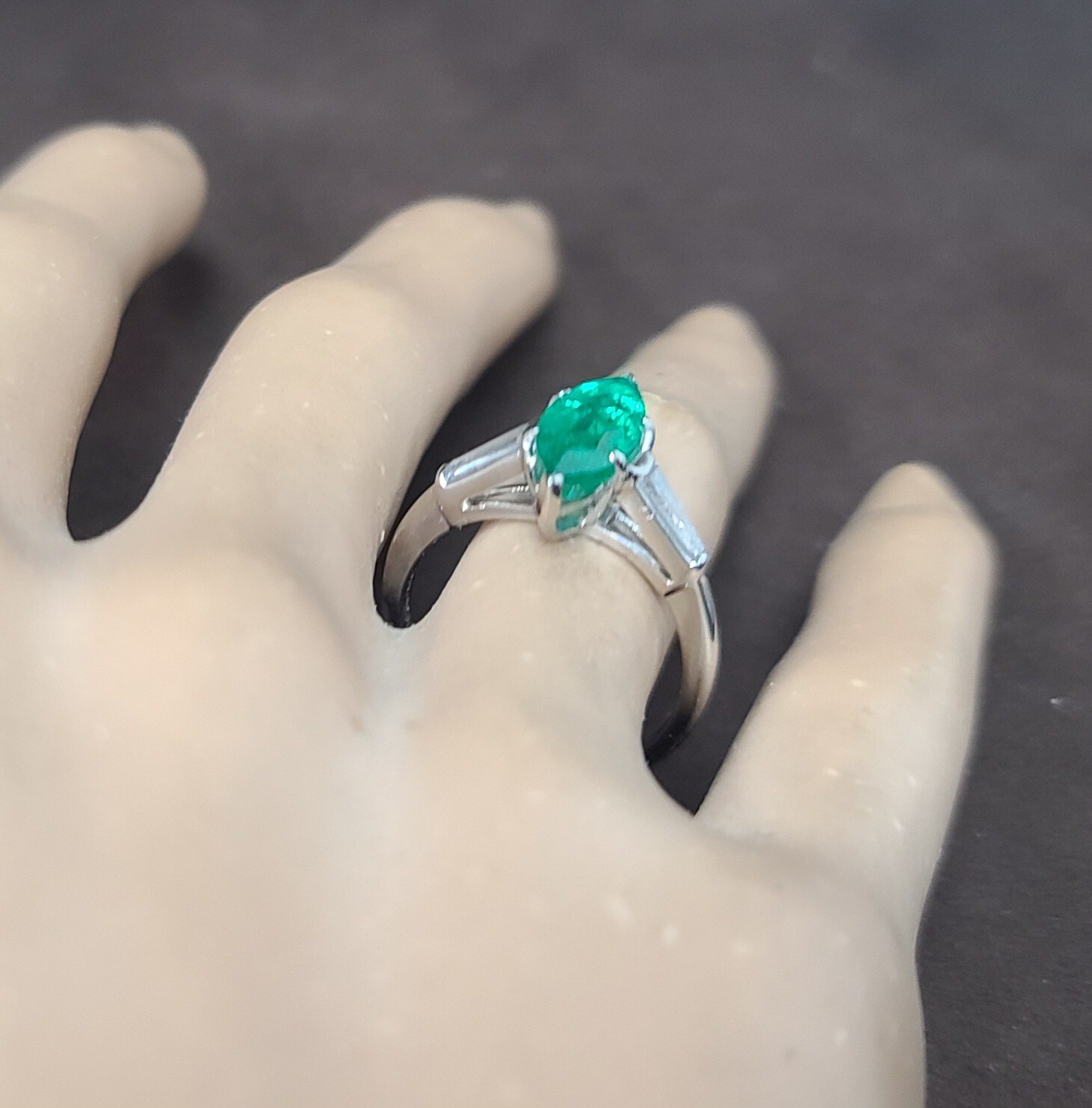 Vintage Platinum Engagement Ring 2.09CT. Gem Natural Green Emerald Marquise Cut