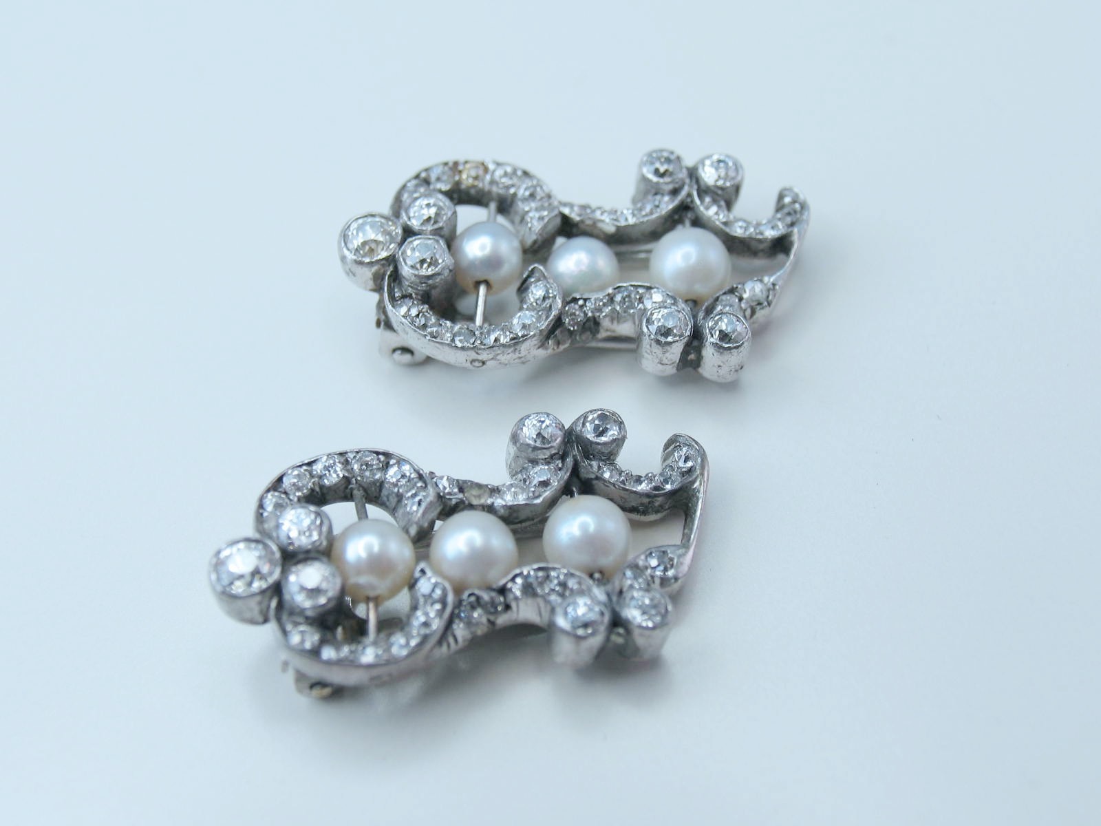 Antique Pair 14k White Gold Lady’s 65 OEC Diamonds 1.88ctw 6 Pearl Fur Clip Pins