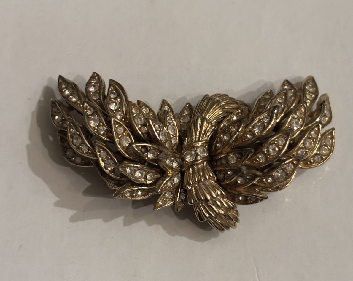 Beautiful Vtg Rhinestone & Gold tone Ciner Brooch