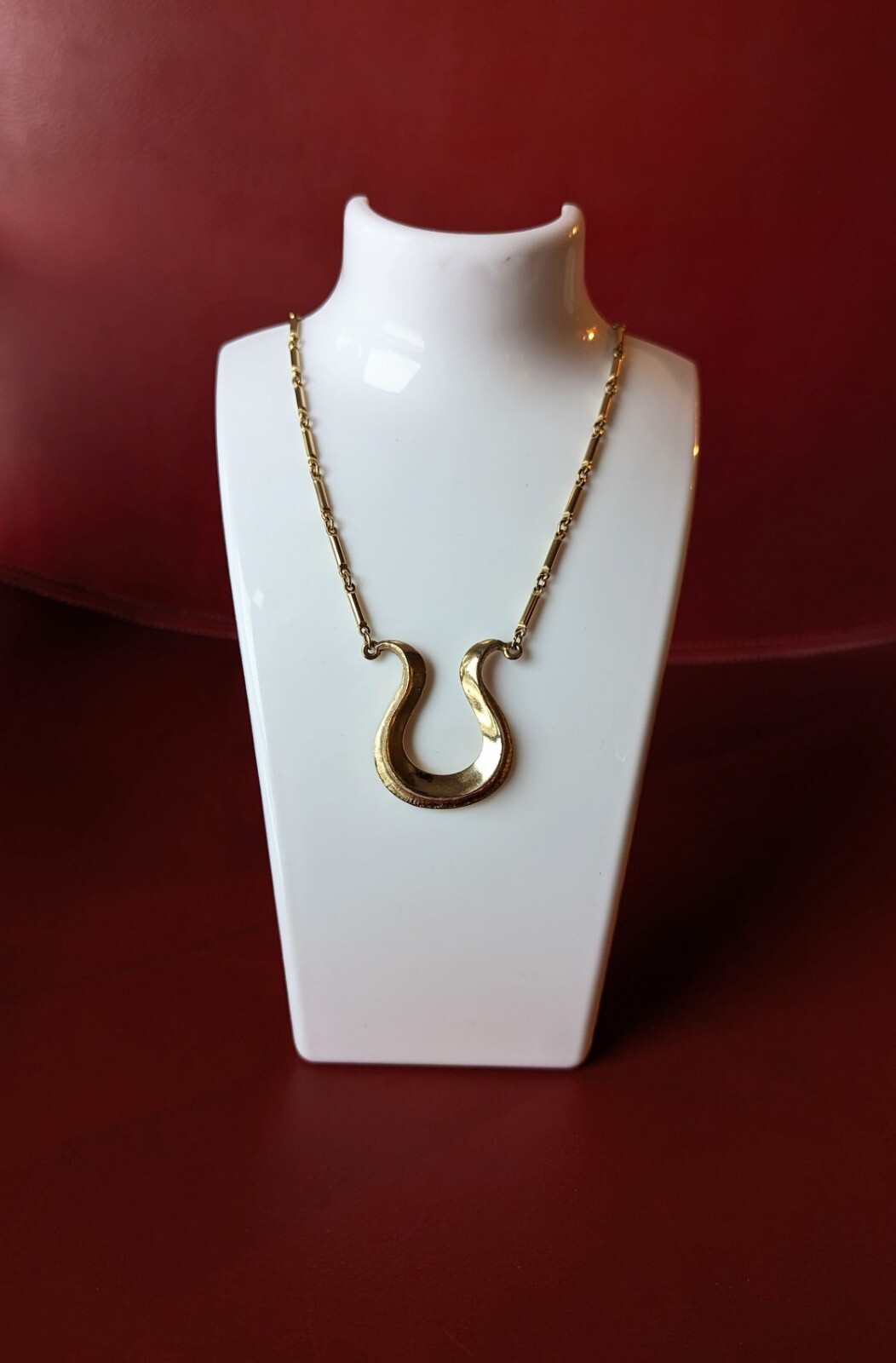 Vintage SARAH COVENTRY Gold Tone Horseshoe Pendant Bar Link Necklace