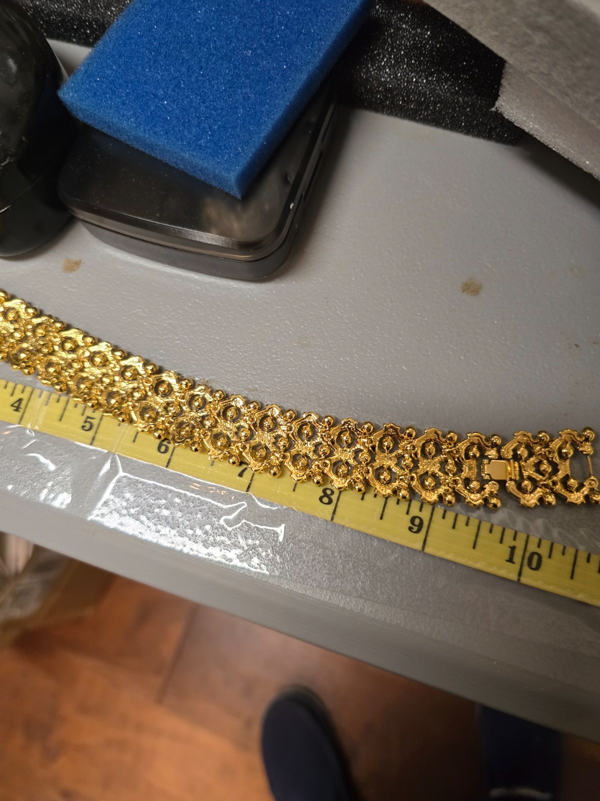 JACKIE KENNEDY GOLD TONE AND RED STONE BRACELET