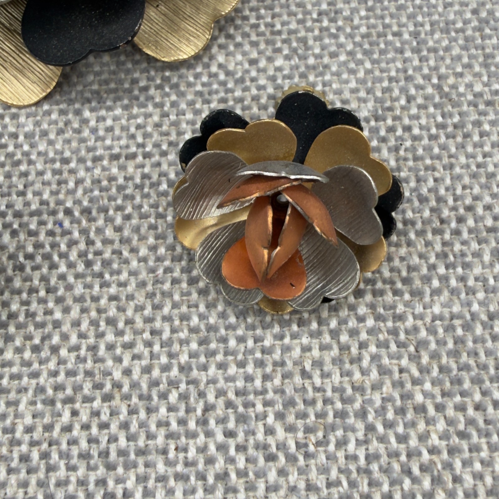 Vintage Brooch Earrings Jewelry Set 4 Tone Metal Flowers Clip Ons READ