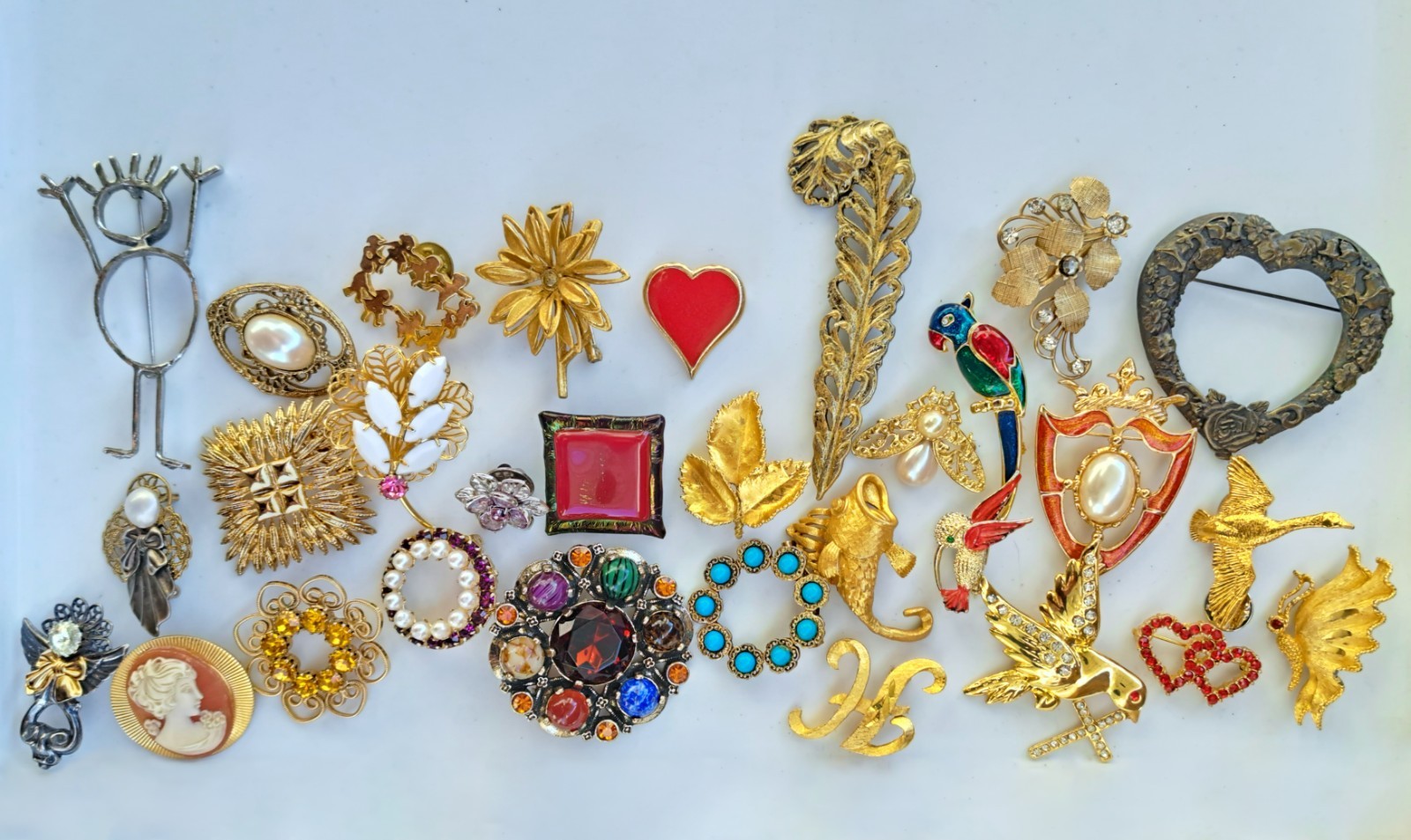 30 Vintage Brooch/Pins Lot–Some Signed—Goldtone Rhinestone Animals Cameo Flowers