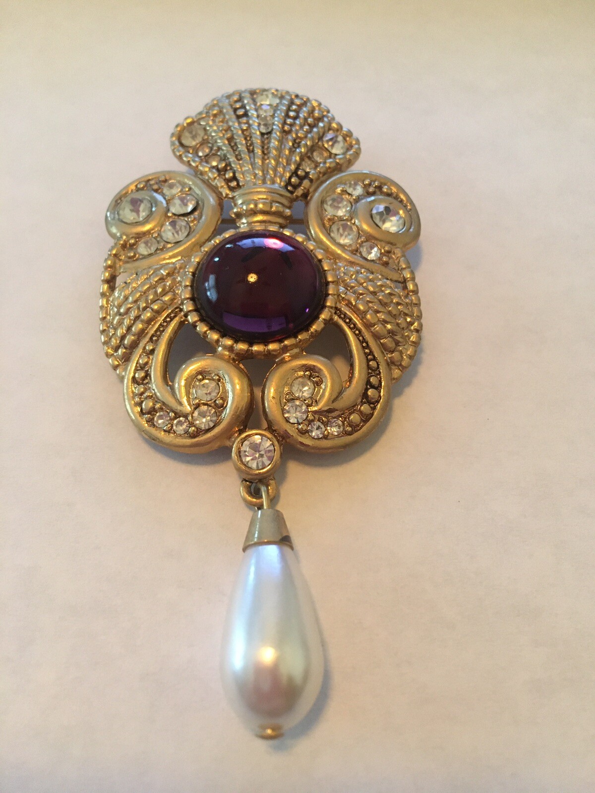 Retro VTG Jeff Lieb signed gold tone purple cabochon & pearl charm pin brooch