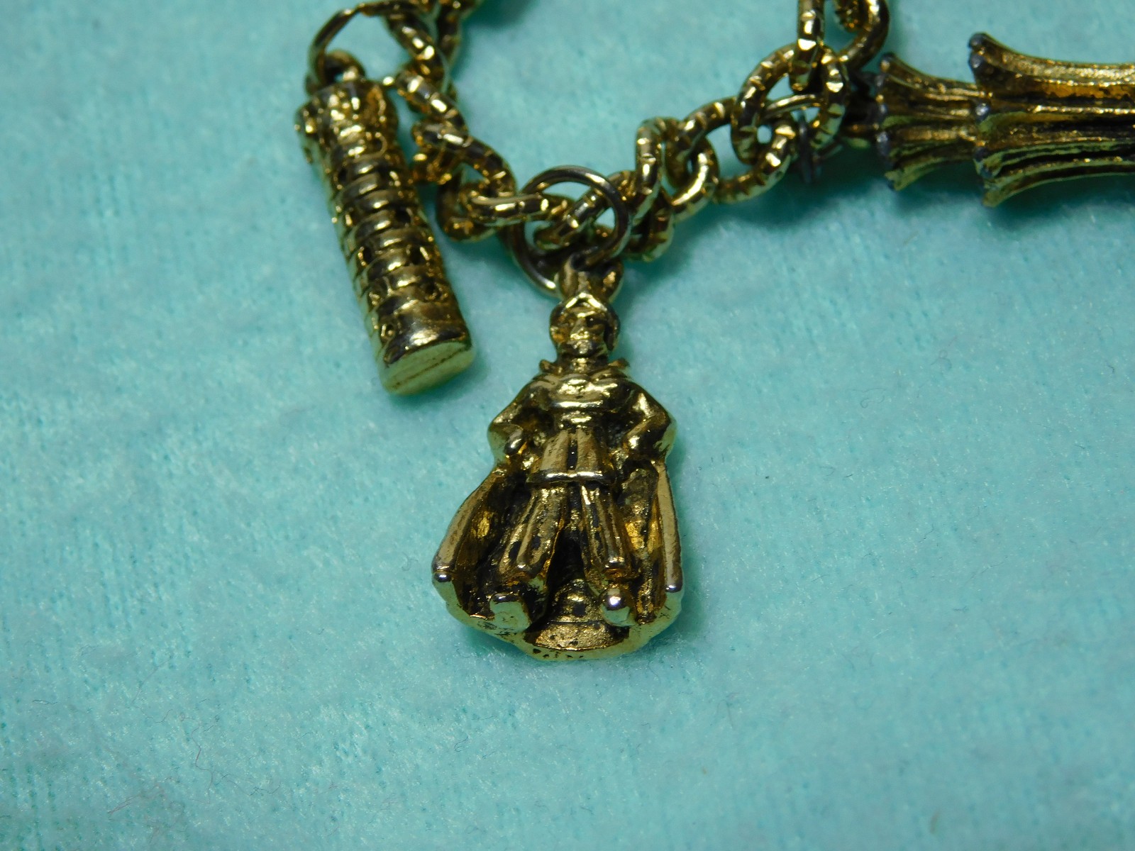 Vintage 7 1/4″ Las Vegas Casinos Charm Bracelet in Very Good Condition