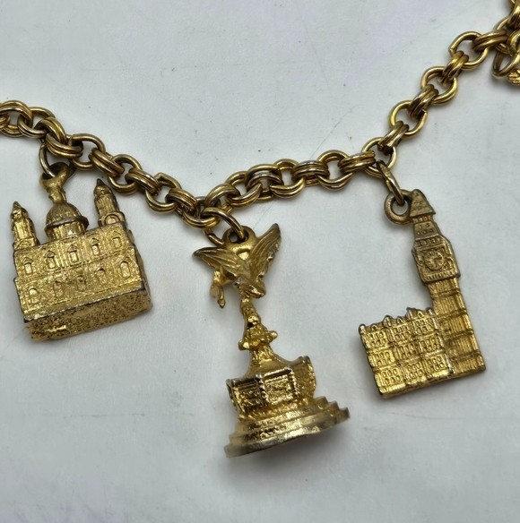 70’s United Kingdom Charm Bracelet Gold Tone Metal Souvenir Statement Costume Fa