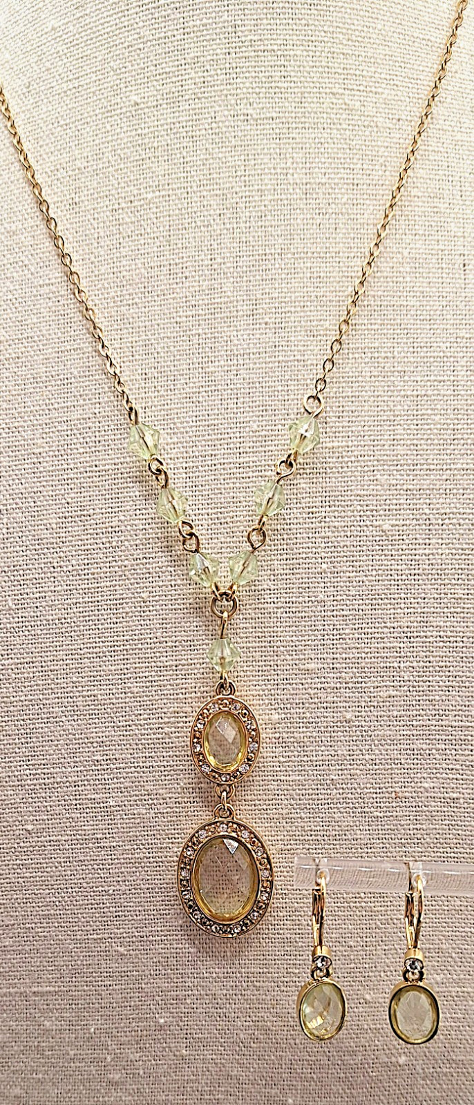 Vtg Avon Y Faceted Lite Green Glass Stone Choker Necklace w Matching Earrings