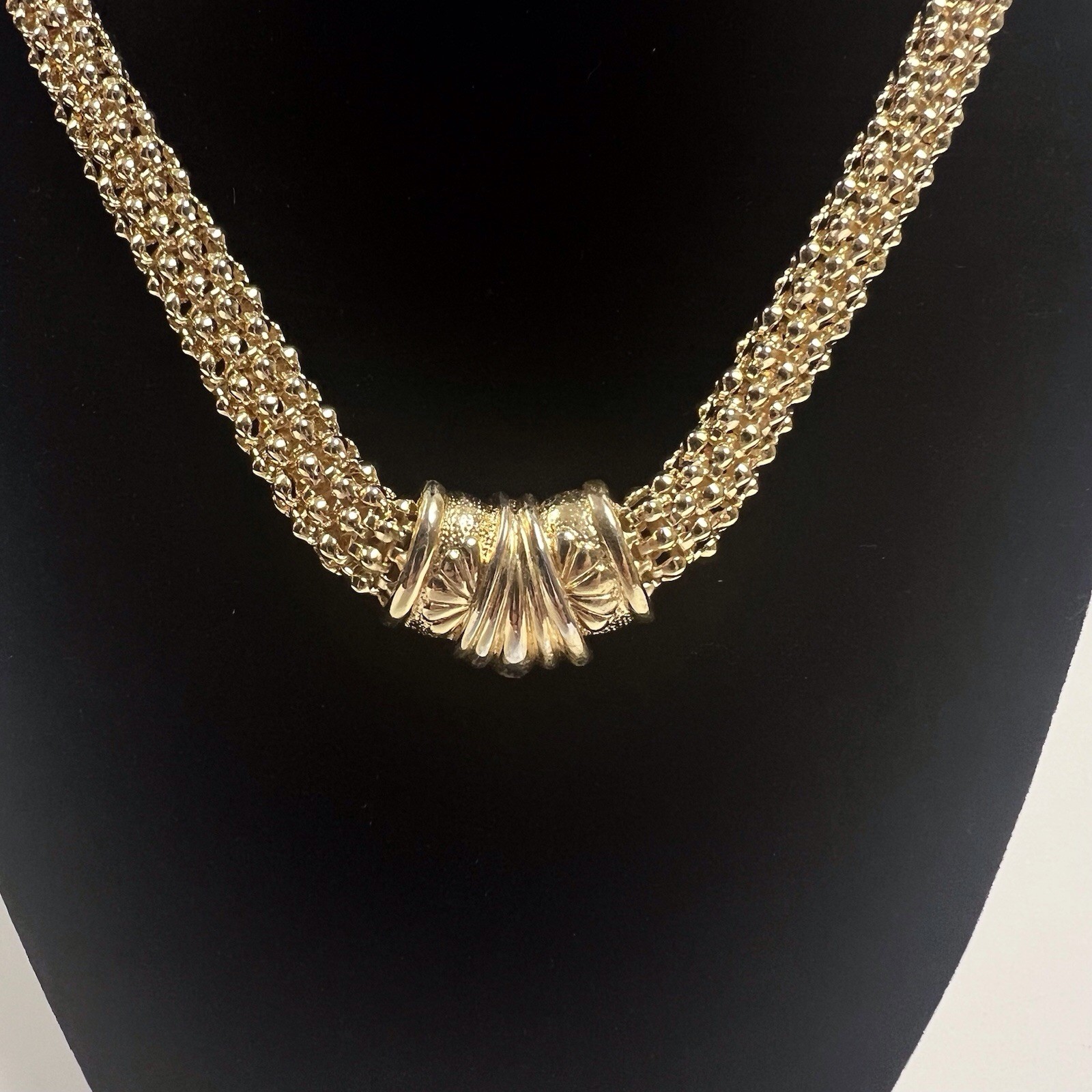 Vintage Gold Tone Mesh Chain Chunky Necklace 18” Magnetic Closure
