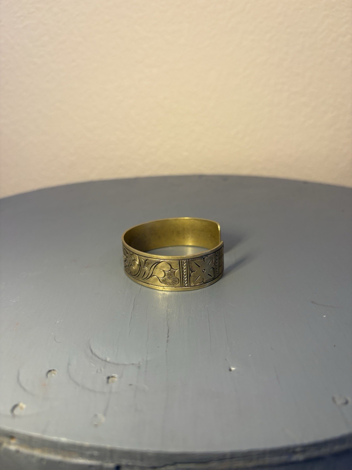 brassy gold tone fish design bangle bracelet