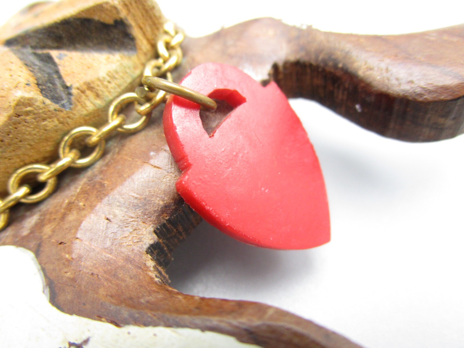 CHARMING VINTAGE “BAKELITE ERA” WOOD & CELLULOID BULLDOG W/ DOG TAG BROOCH PIN