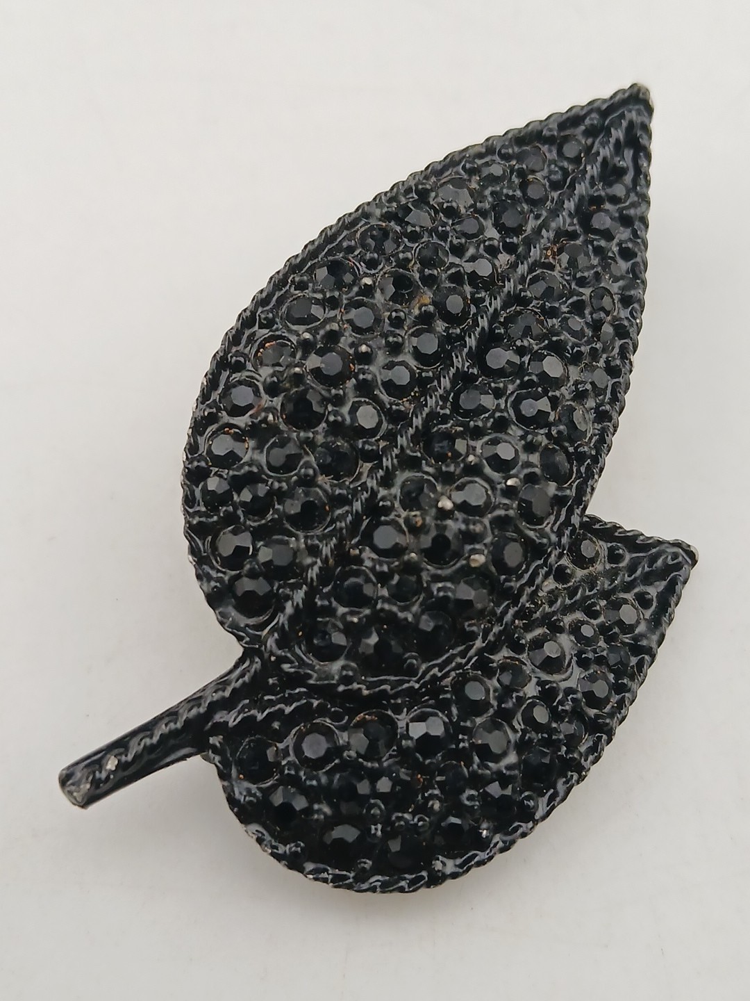 1960s double leaf pave black rhinestones japanned design brooch