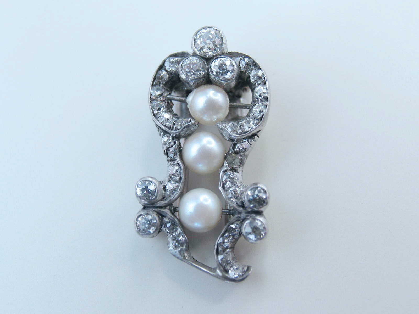Antique Pair 14k White Gold Lady’s 65 OEC Diamonds 1.88ctw 6 Pearl Fur Clip Pins