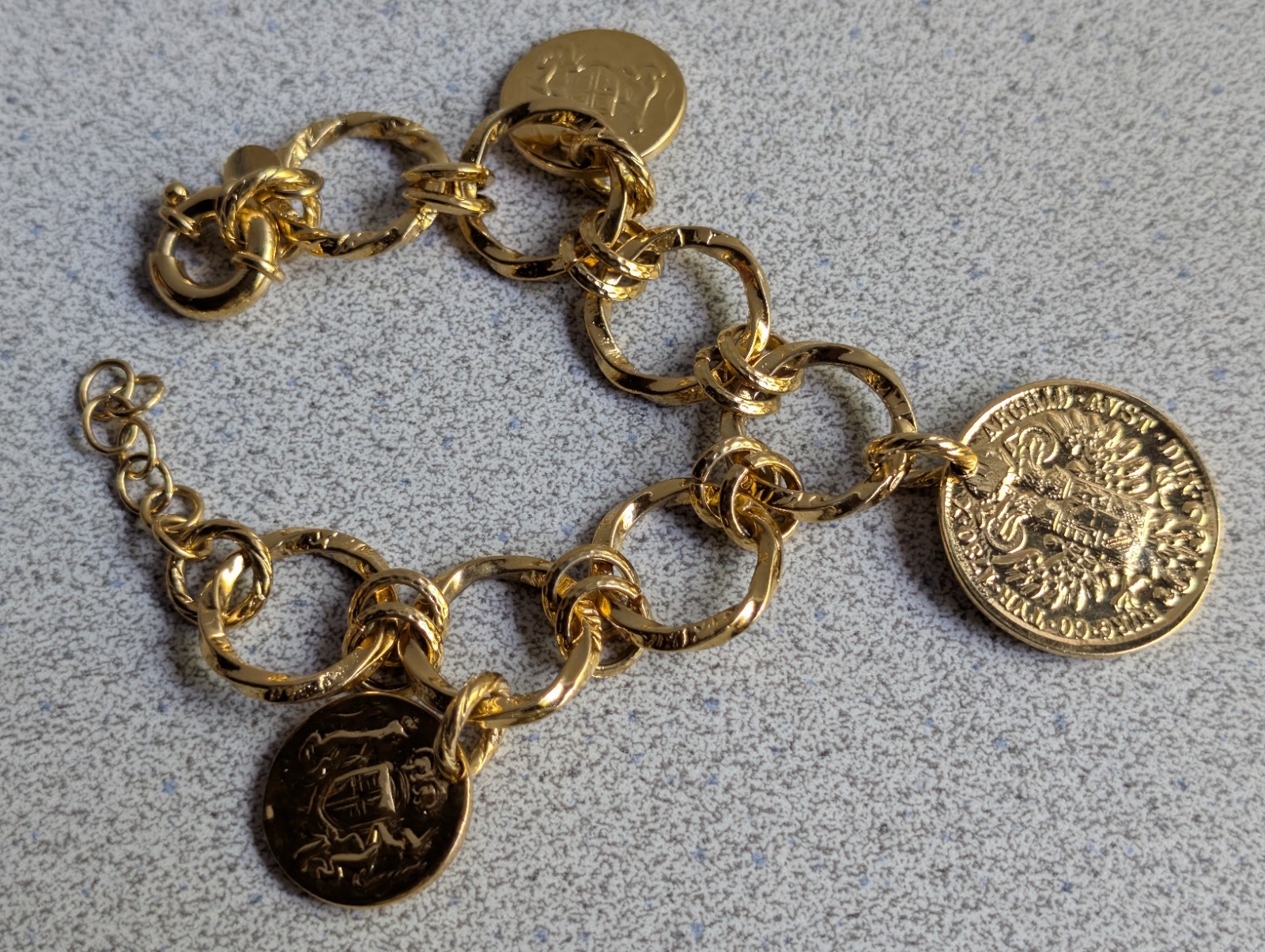 VNTG BELLEZZA TEXTURED CIRCLE ROLO LINK FAUX COIN BRACELET LOBSTER CLASP~8.5 IN.