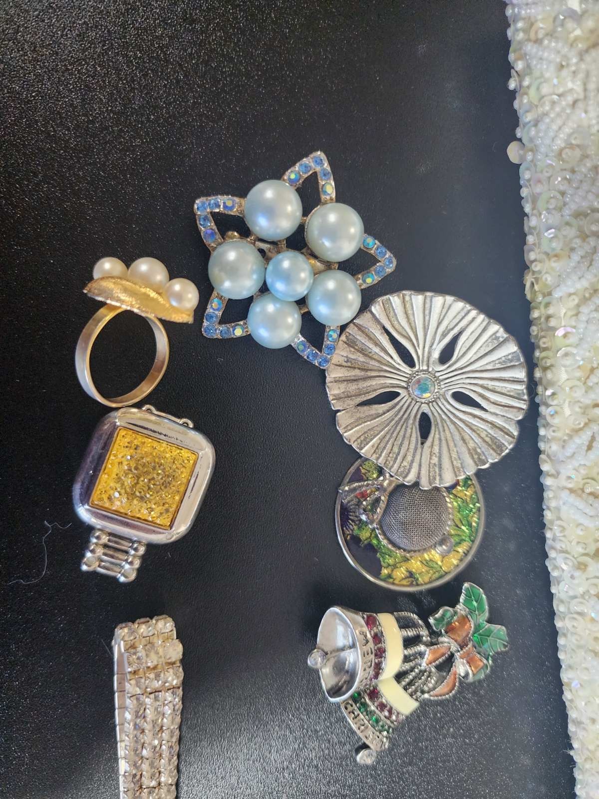 Vintage jewelry set of 21 in vintage purse