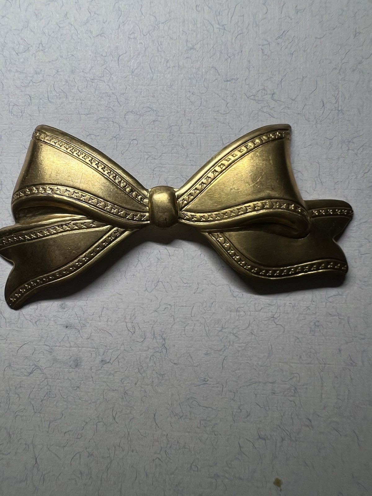 VINTAGE BOW RAW BRASS STAMPING FROM FAMOUS MAKER FOR JEWELRY/CRAFT/DECOR NOS