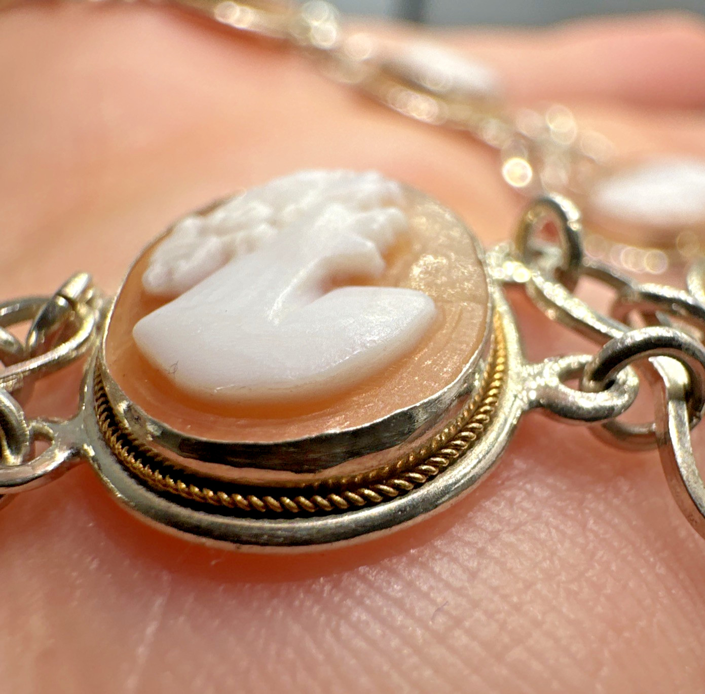 Vtg Stunning Cameo Shell Sterling Silver Bracelet 8″ 13.4g Made in Naples Italy