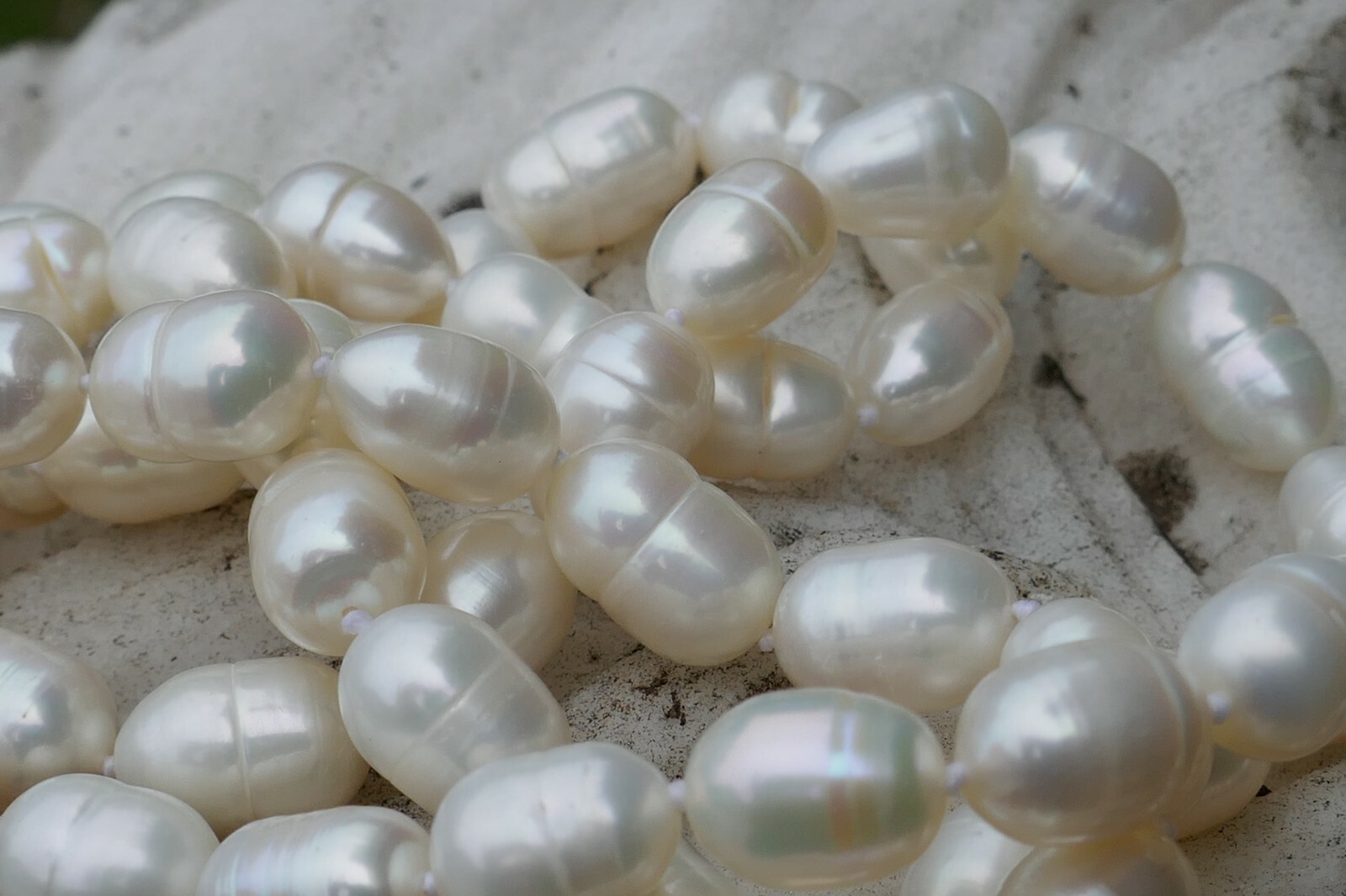 Vintage 6.4 mm x 10.6 mm White Circle Pearl Necklace – 33″ Long