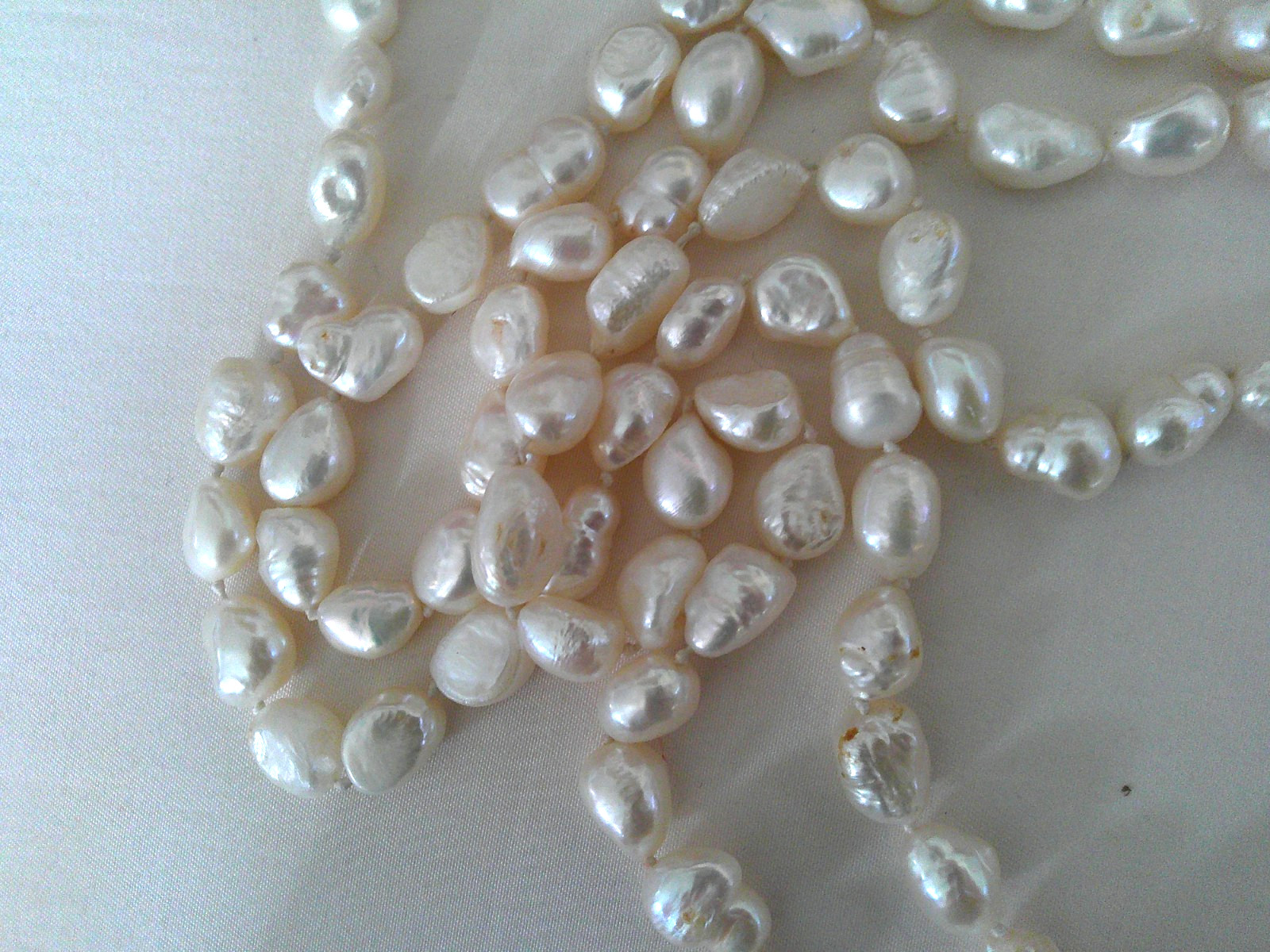VINTAGE WHITE GENUINE FRESHWATER PEARL KNOTTED 80″ LONG 193.3 GRAMS NECKLACE