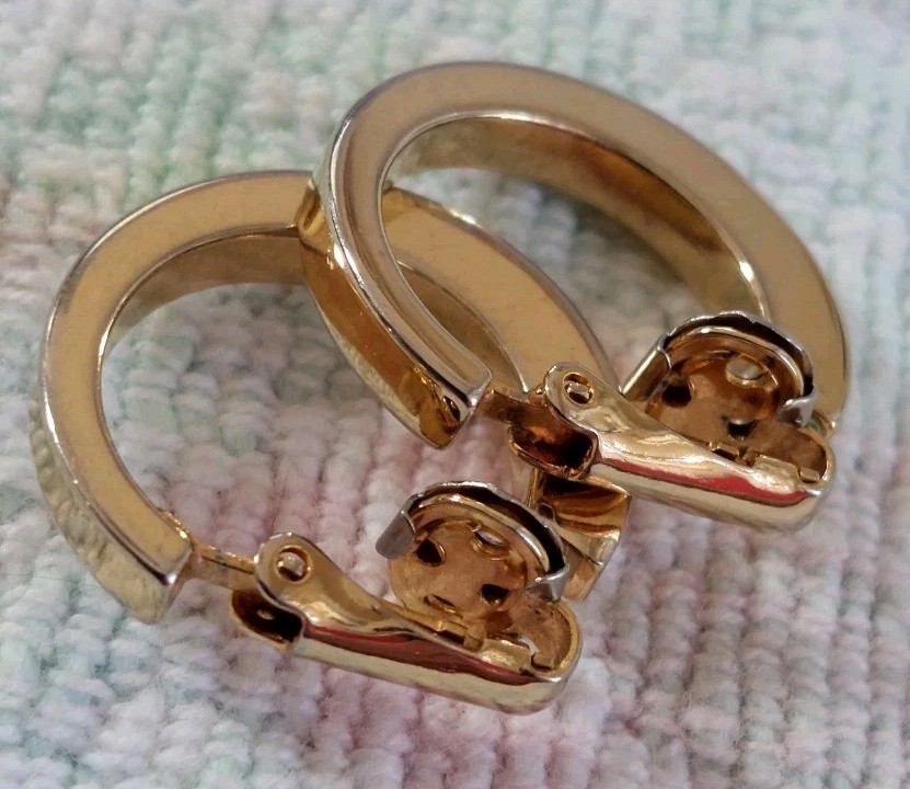 Vintage Lot 6 Prs Assorted Sizes & Patterns Goldtoned Hoop Clip-on Earrings