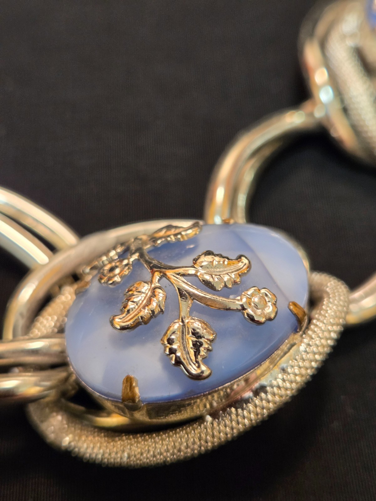 VNTG SILVER TONE TWISTED LARGE LINK BLUE LUCITE CABOCHON NECKLACE & BRACELET SET