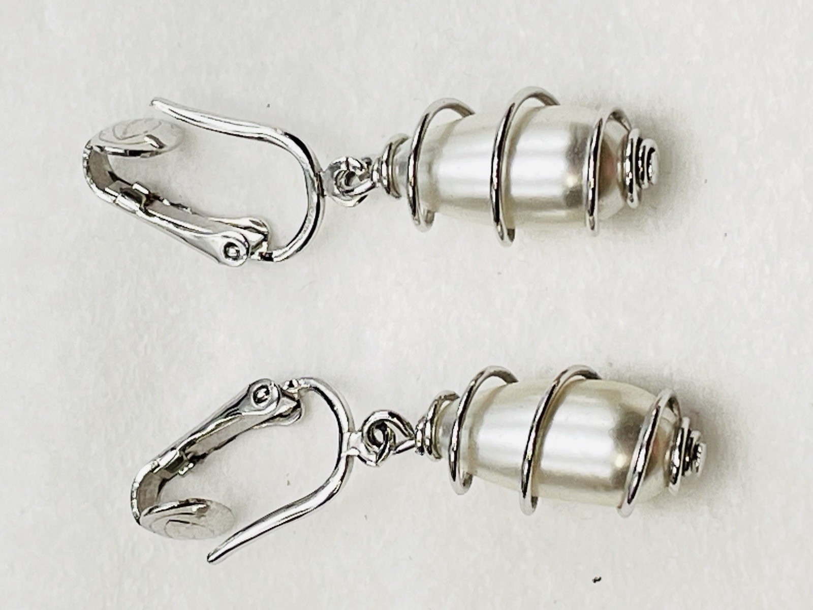 Sarah Coventry Dangle Tear Drop Caged Faux Pearl Silver Tone Clip on Earrings