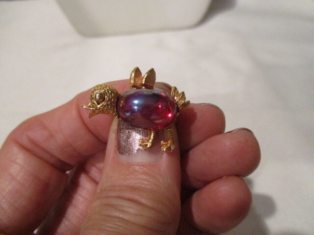 VINTAGE Jelly Belly Textured Goldtone Baby Chick/Bird 1″ L w/Red Cabochon Belly