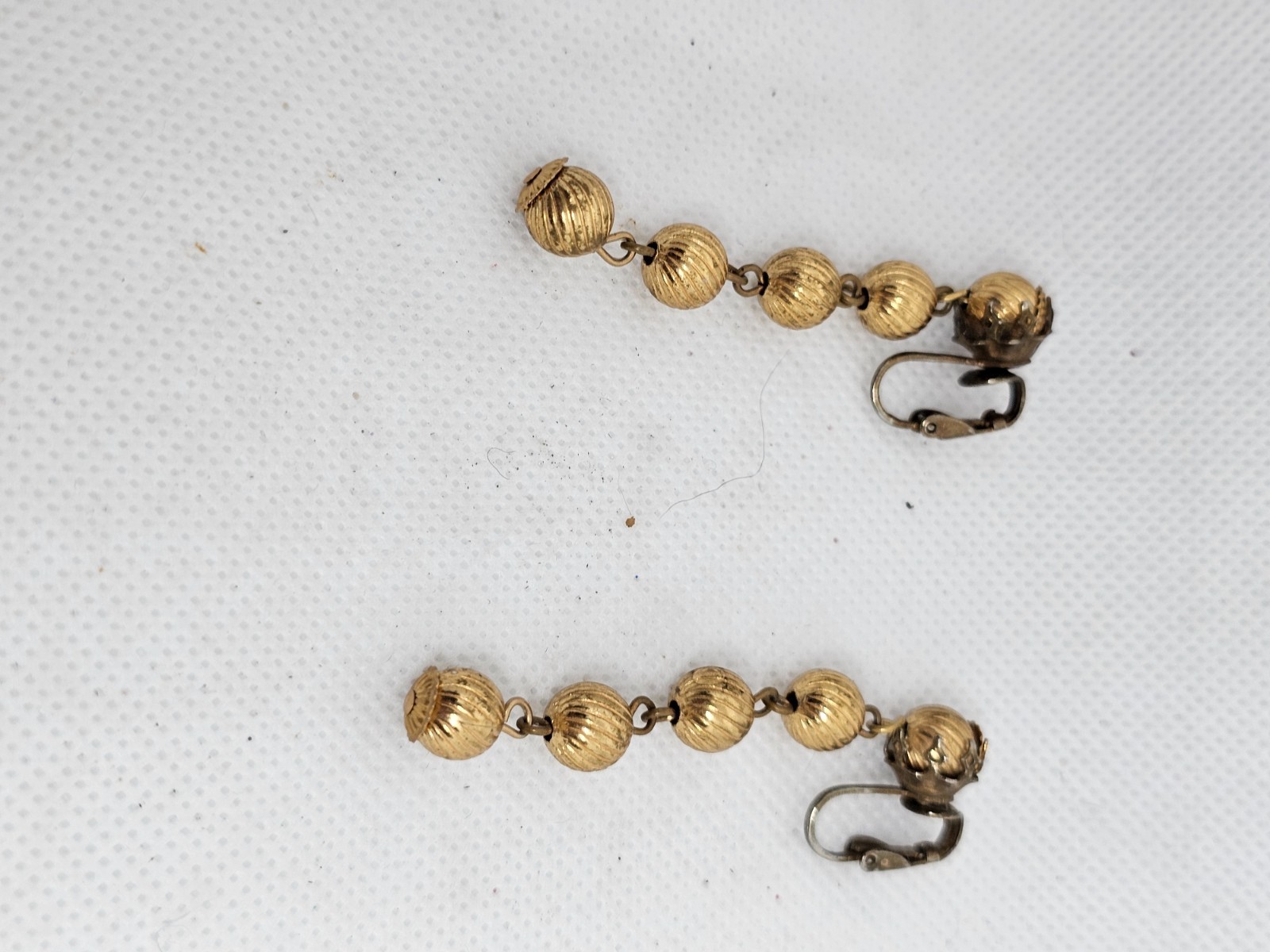 Vintage Gold Tone Ribbed Bead Dangle Clip Earrings Retro Statement Jewelry