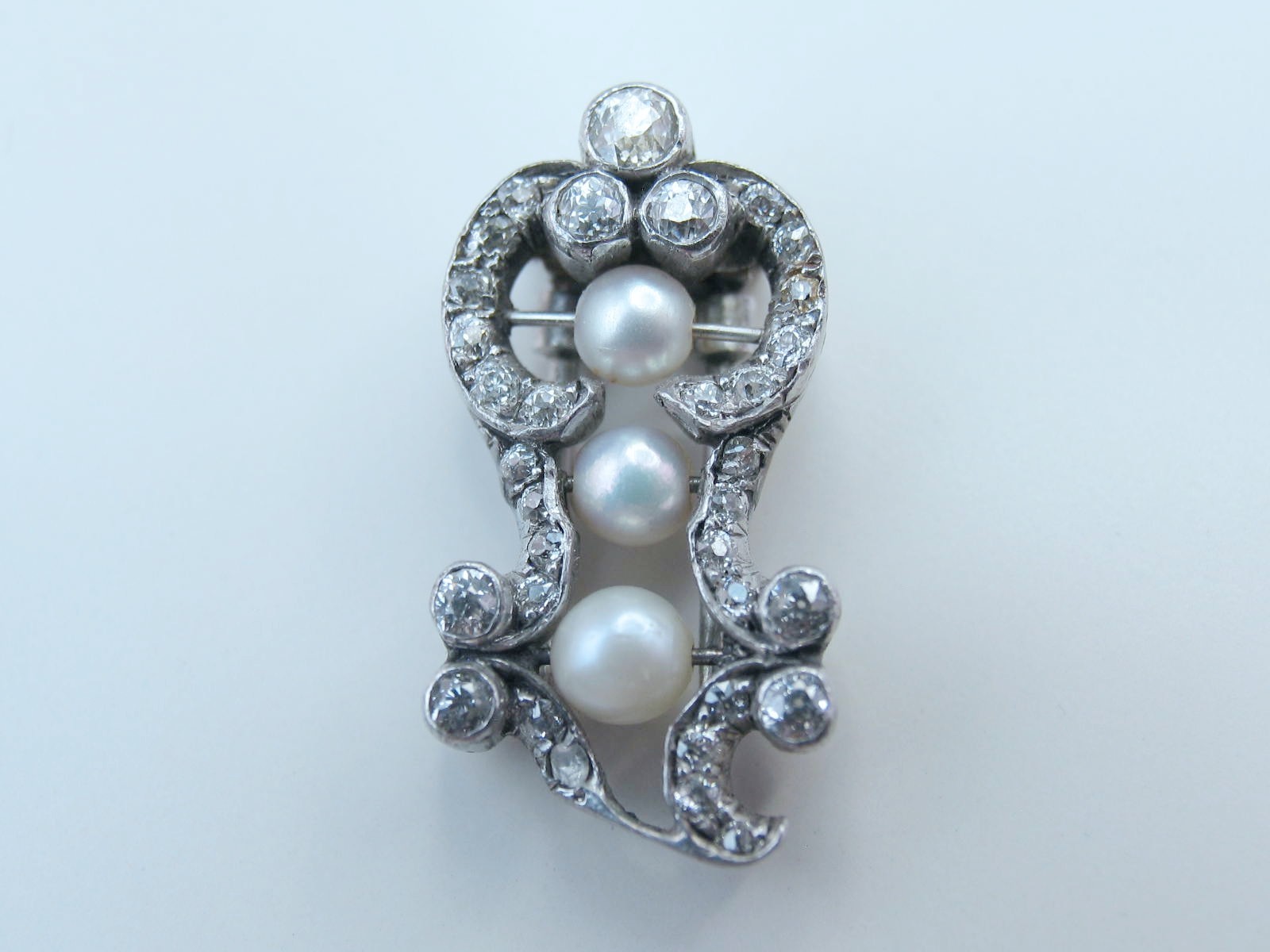 Antique Pair 14k White Gold Lady’s 65 OEC Diamonds 1.88ctw 6 Pearl Fur Clip Pins