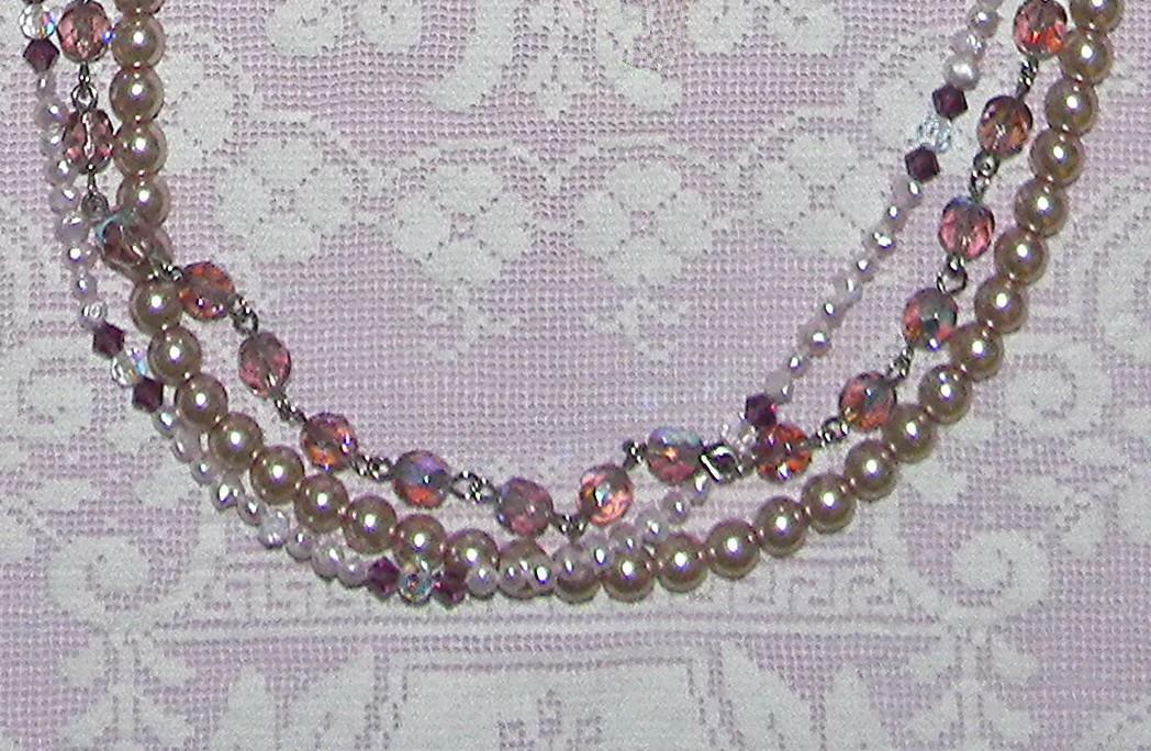 BEAUTIFUL VTG. LAVENDER AURORA BOREALIS & FAUX PEARL BEAD NECKLACE & EARRING SET
