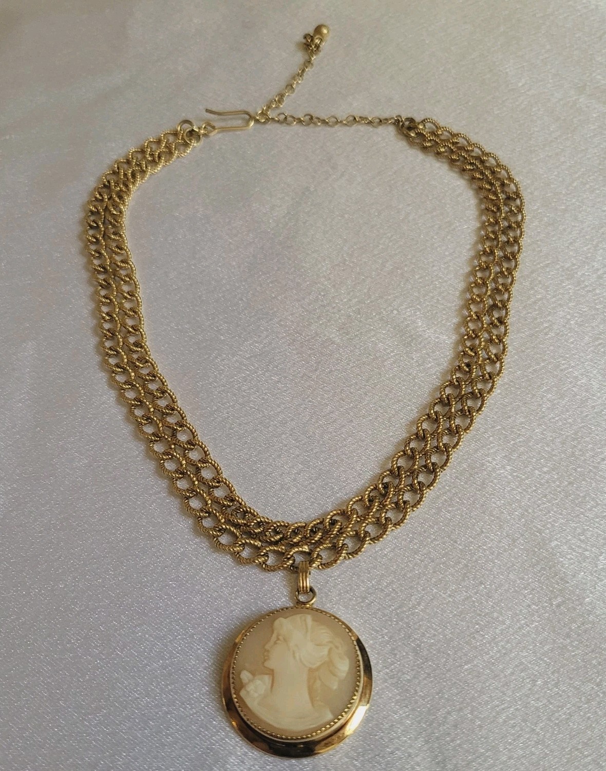 Antique 12kt Gold Fill Setting Pendant Carved Cameo one Goldtone Chain Choker