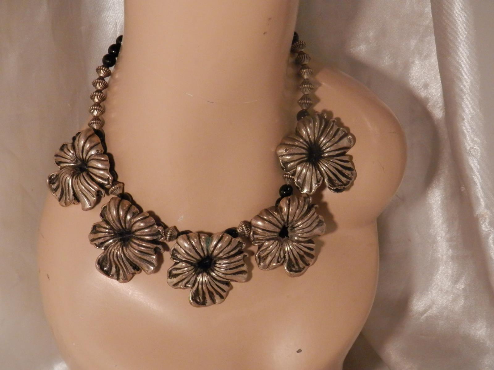 Very Good Looking Vintage 70’s Large Silver Tone Flower Black Bead Necklace 77D4