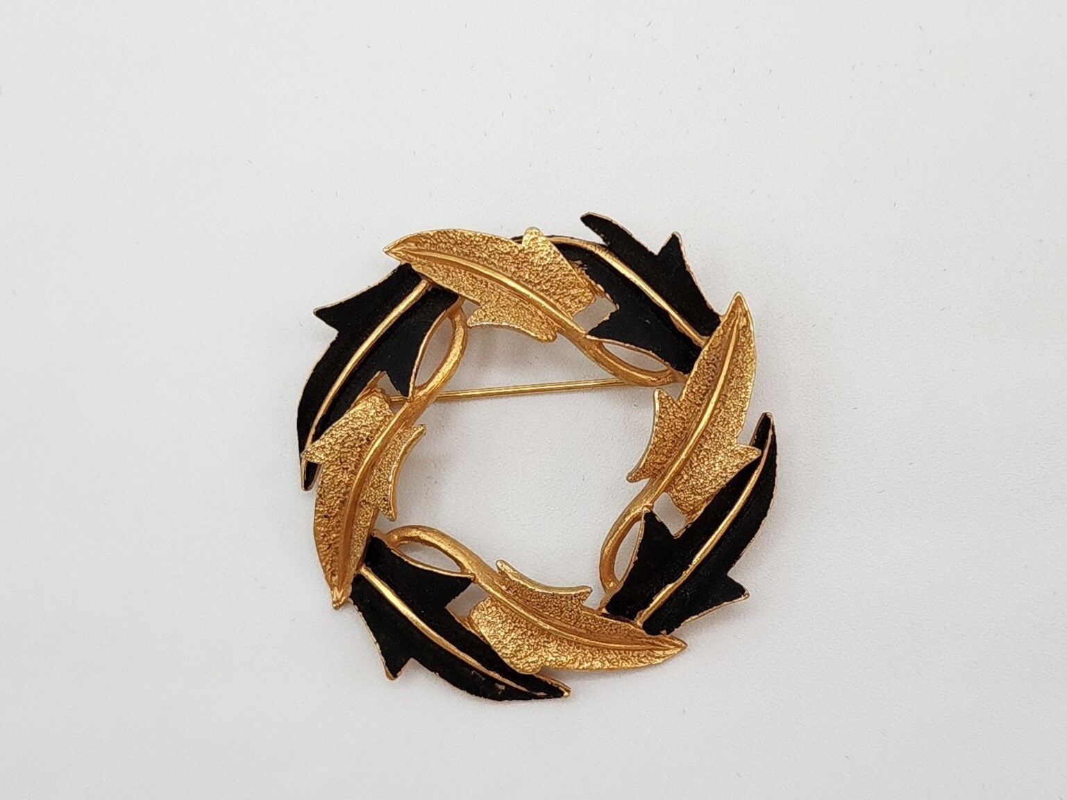 Vintage Mode Art Black & Gold Tone Leaf Bracelet, Brooch, Clip Earrings Set