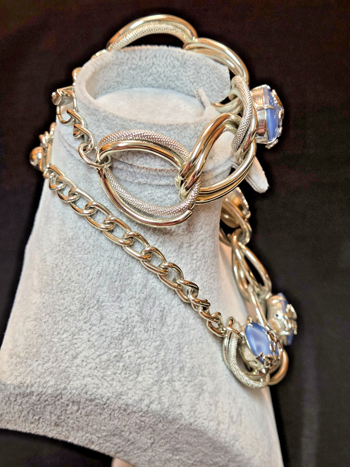 VNTG SILVER TONE TWISTED LARGE LINK BLUE LUCITE CABOCHON NECKLACE & BRACELET SET