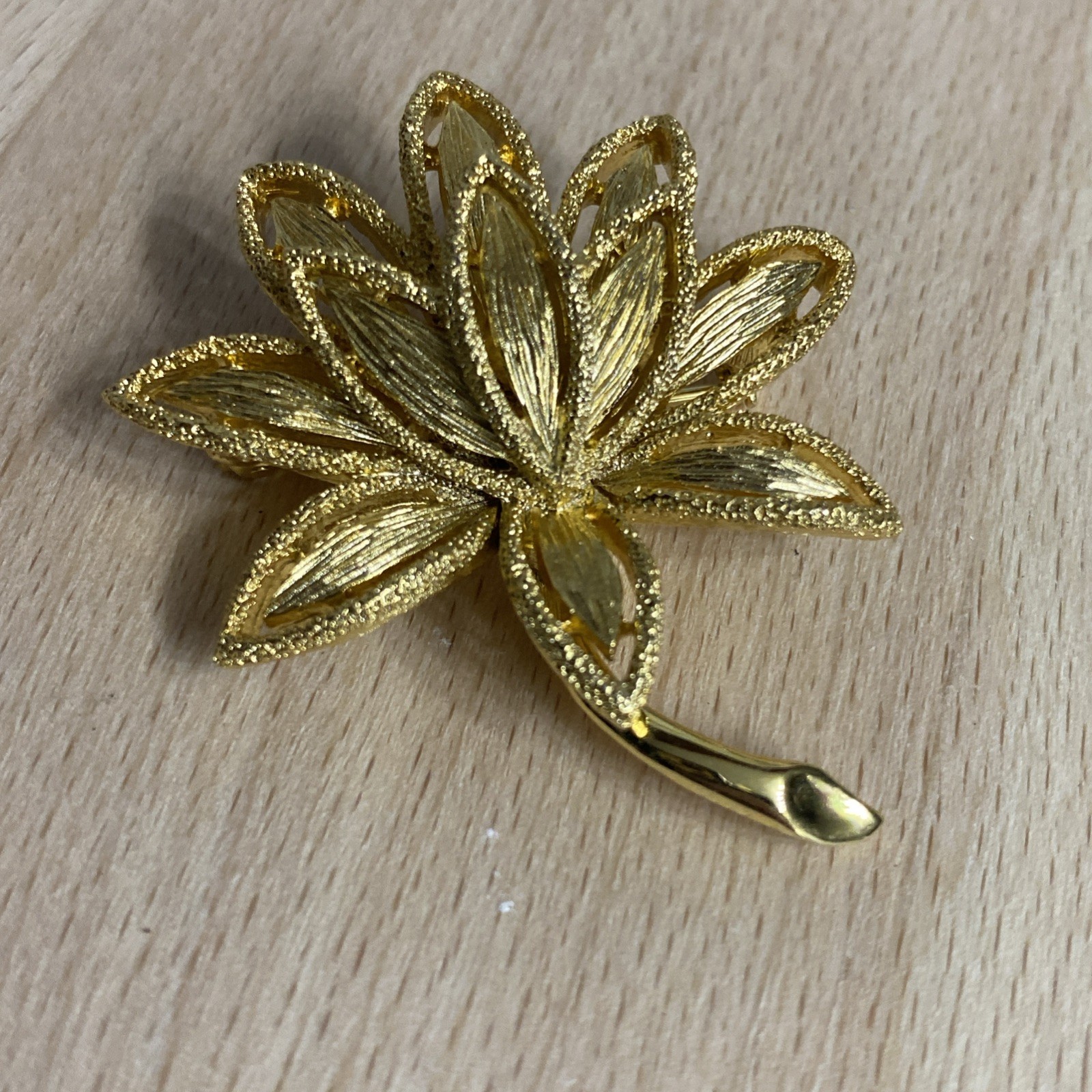Avon gold tone flower leaves plant brooch pin 1 3/4″