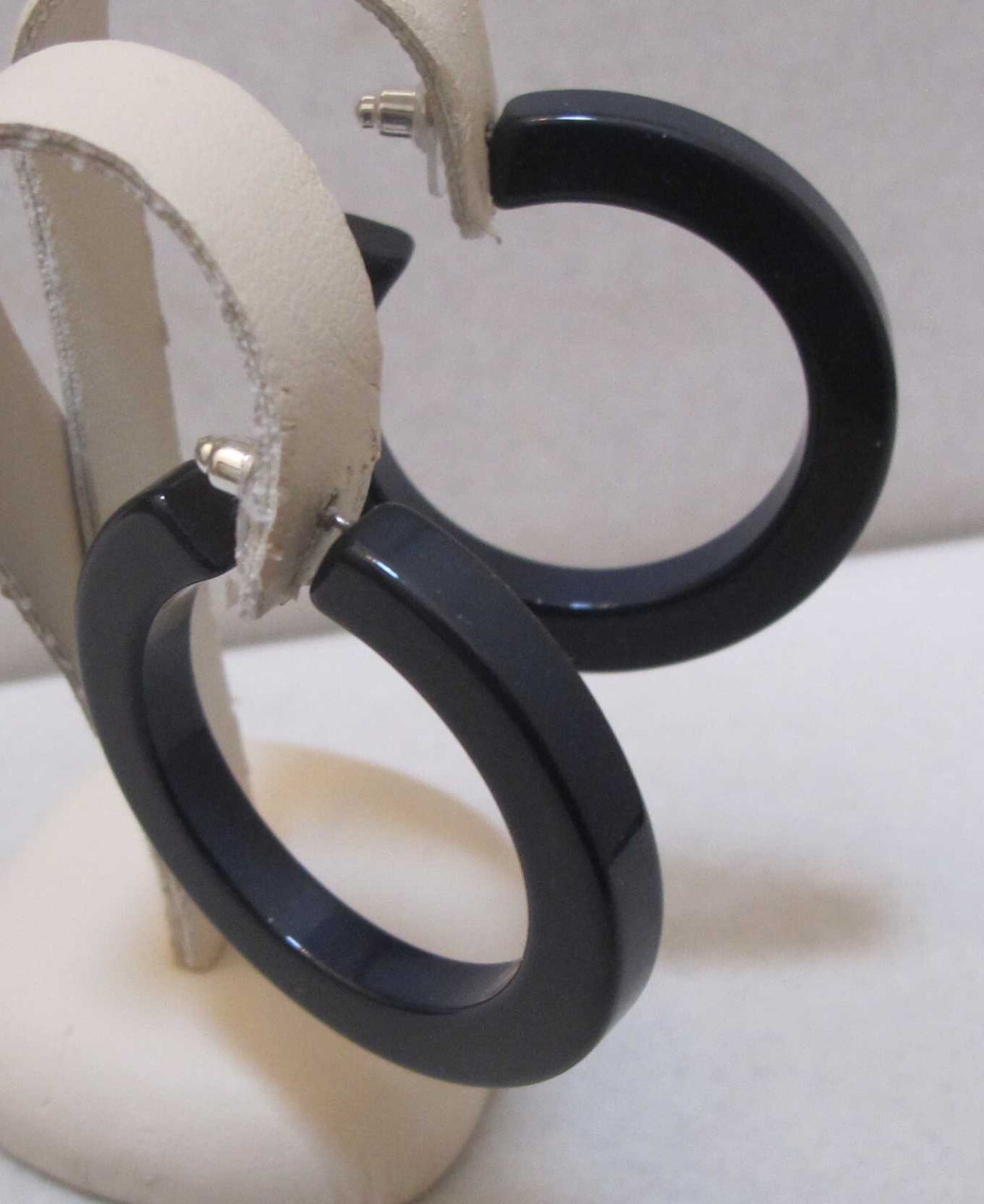 Vtg Very Dark Grey Near Black Plastic Hoop Earrings 1-3/4” Silver Tone Posts